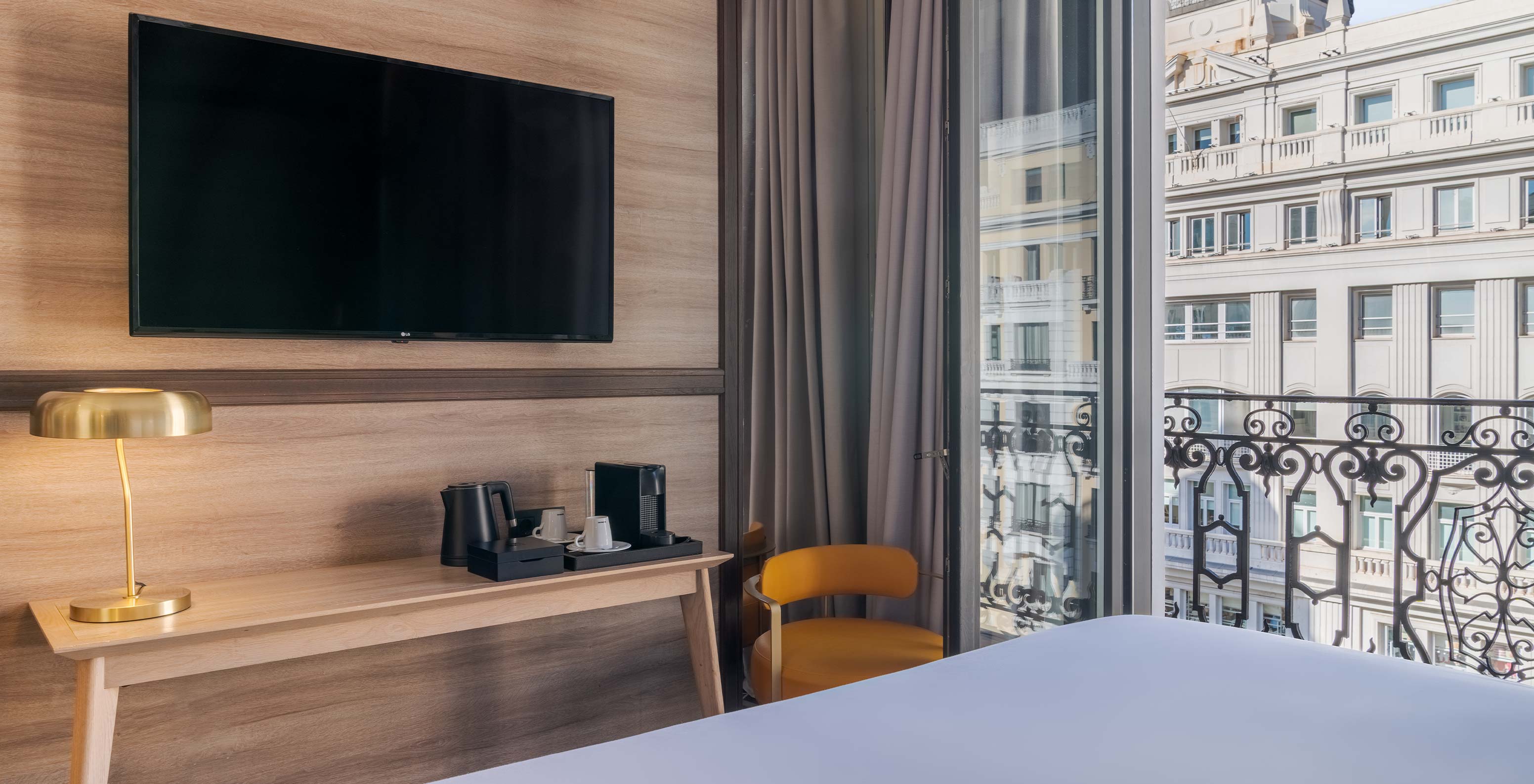 Pestana CR7 Gran Vía Madrid, Hotel no Centro de Madrid, em Espanha, com varanda e televisão junto à janela