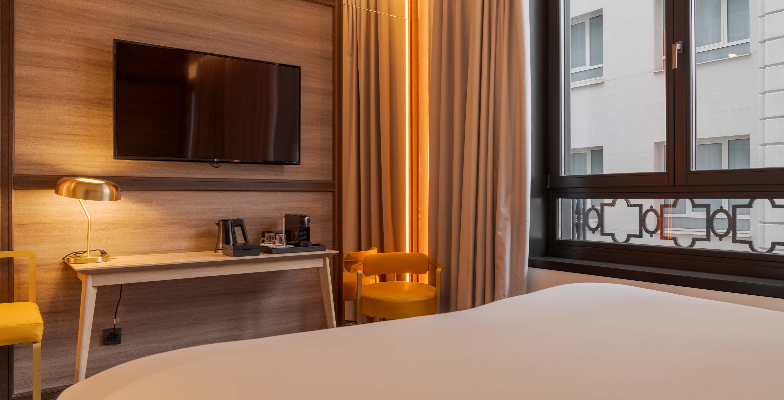 Pestana CR7 Gran Vía Madrid, Hotel no Centro de Madrid, em Espanha, com televisão e janela ampla e luz quente