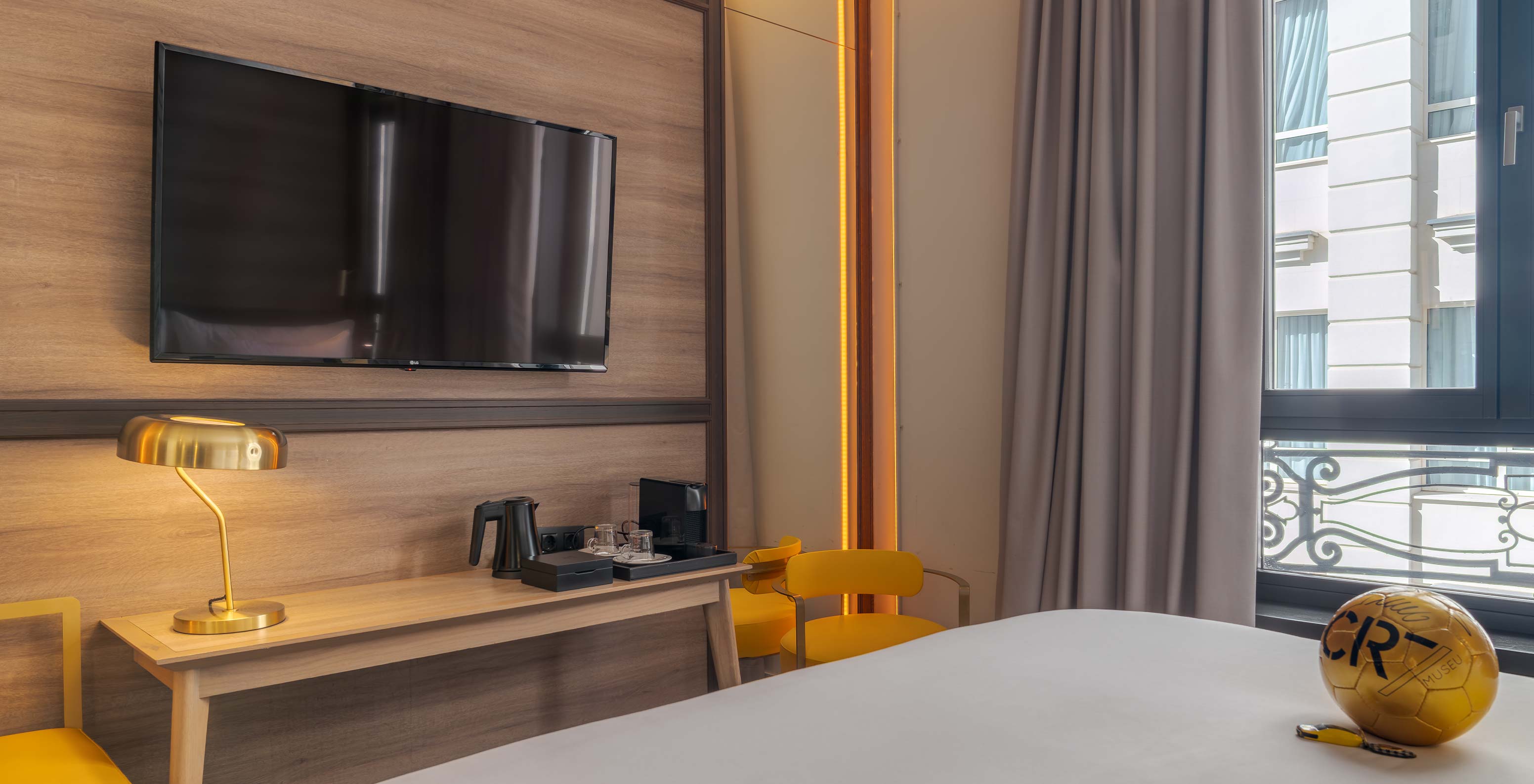 Quarto Premium no Pestana CR7 Gran Vía Madrid com televisão mural, secretária iluminada e janela ampla