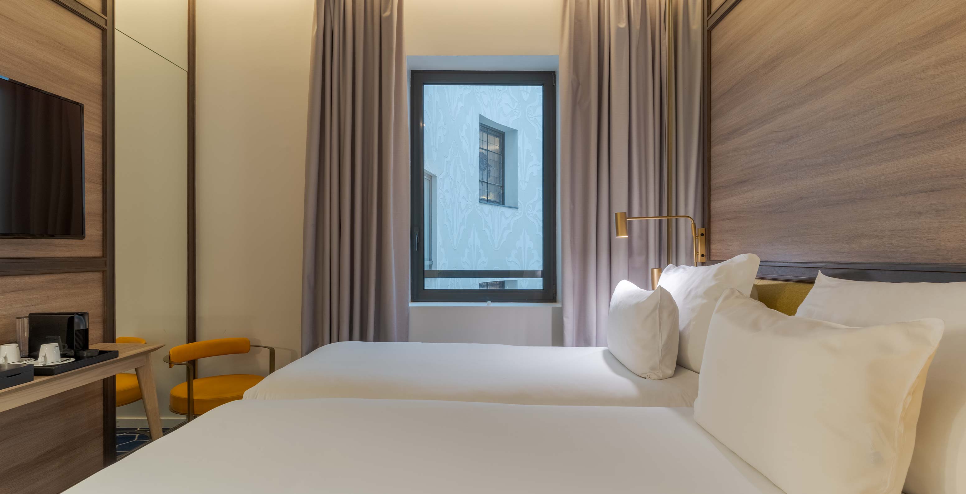 Quarto Superior Window no Pestana CR7 Gran Vía Madrid com duas camas, cortinas altas e janela central