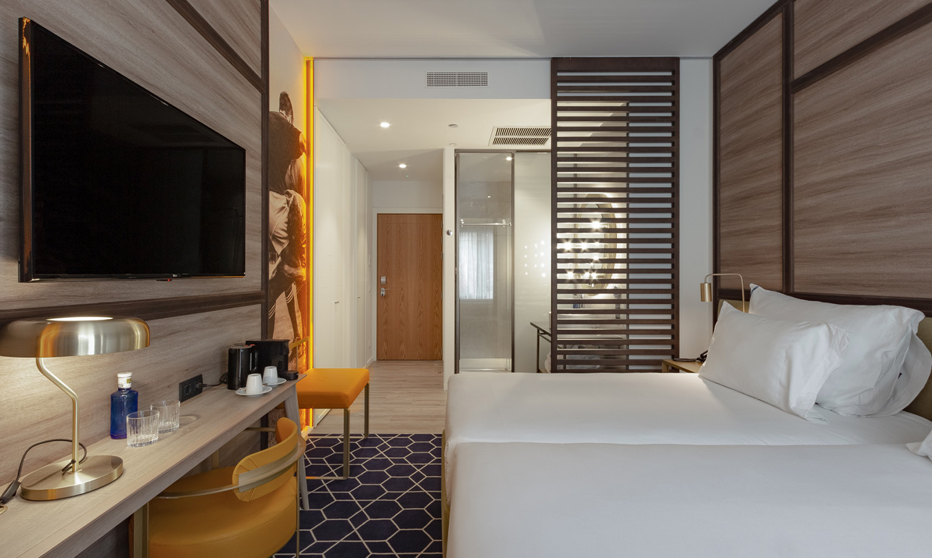 O Premium com Vista do Pestana CR7 Gran Vía Madrid tem duas camas juntas e divisória de madeira para a casa de banho