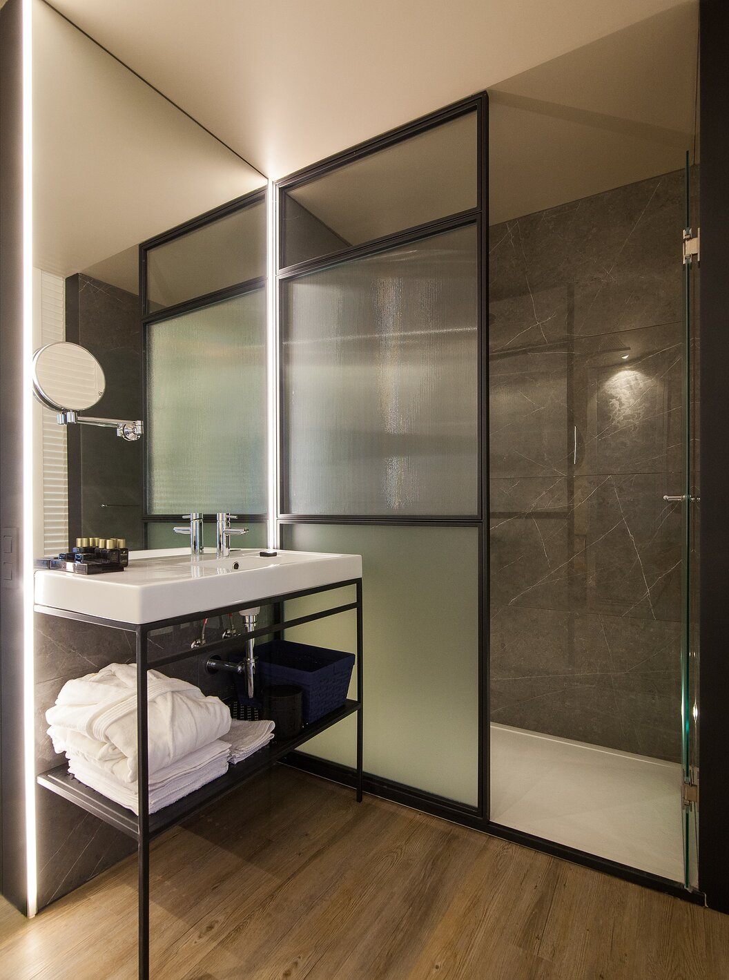 O quarto Superior do  Pestana Plaza Mayor Madrid tem um casa de banho com chuveiro walk-in, um espelho de aumento e amenities