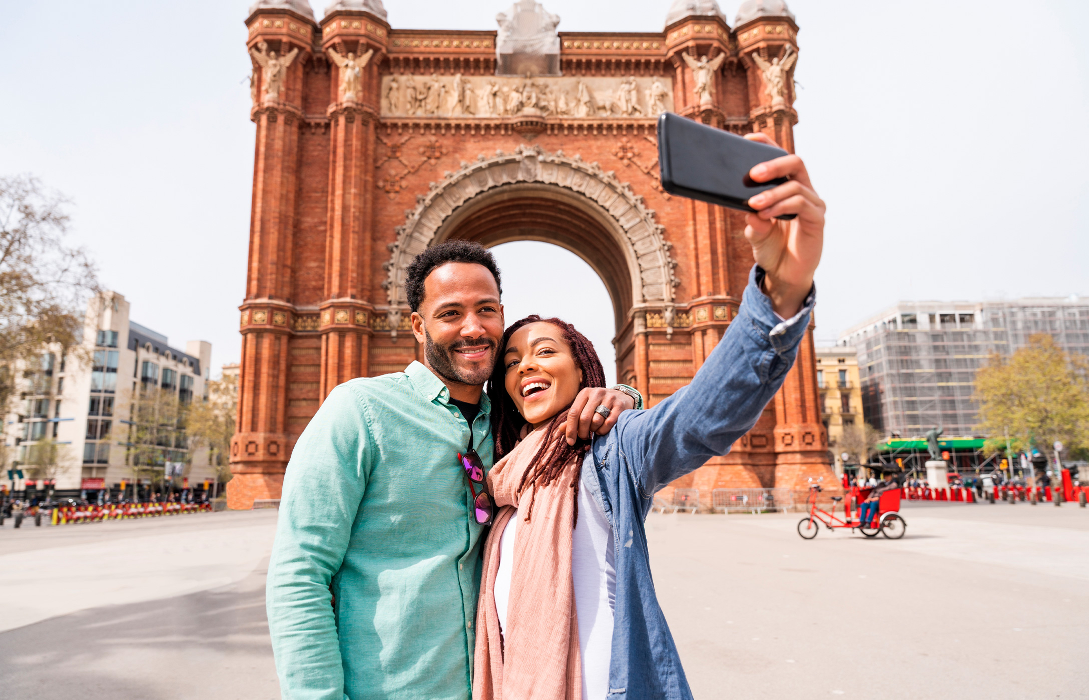 Vista frontal do icónico Arco do Triunfo, em Barcelona, em estilo modernista, com as suas colunas e detalhes arquitetónicos