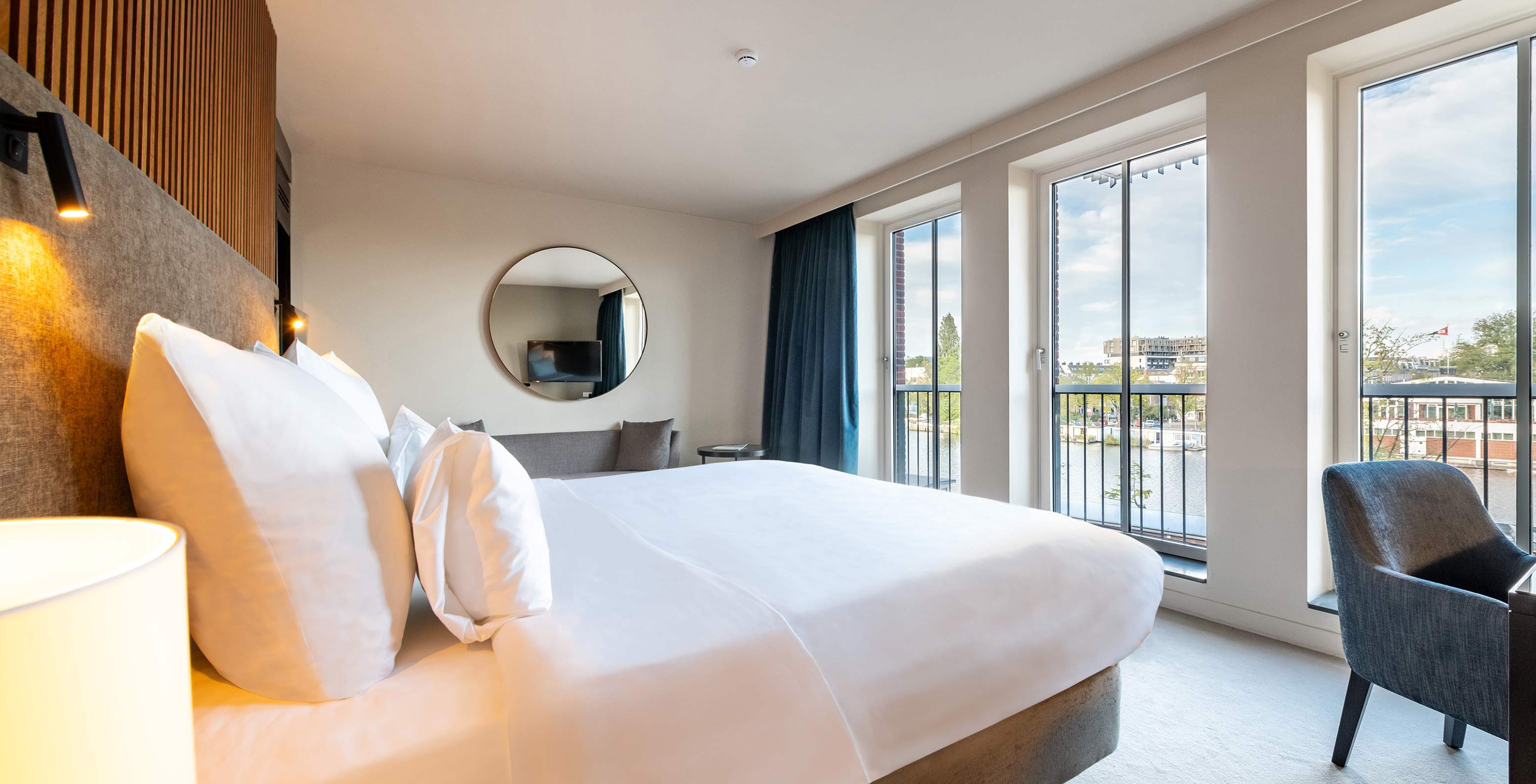 O Premium River View do  Pestana Amsterdam Riverside tem uma cama de casal confortável, com vista para o rio com janelas amplas