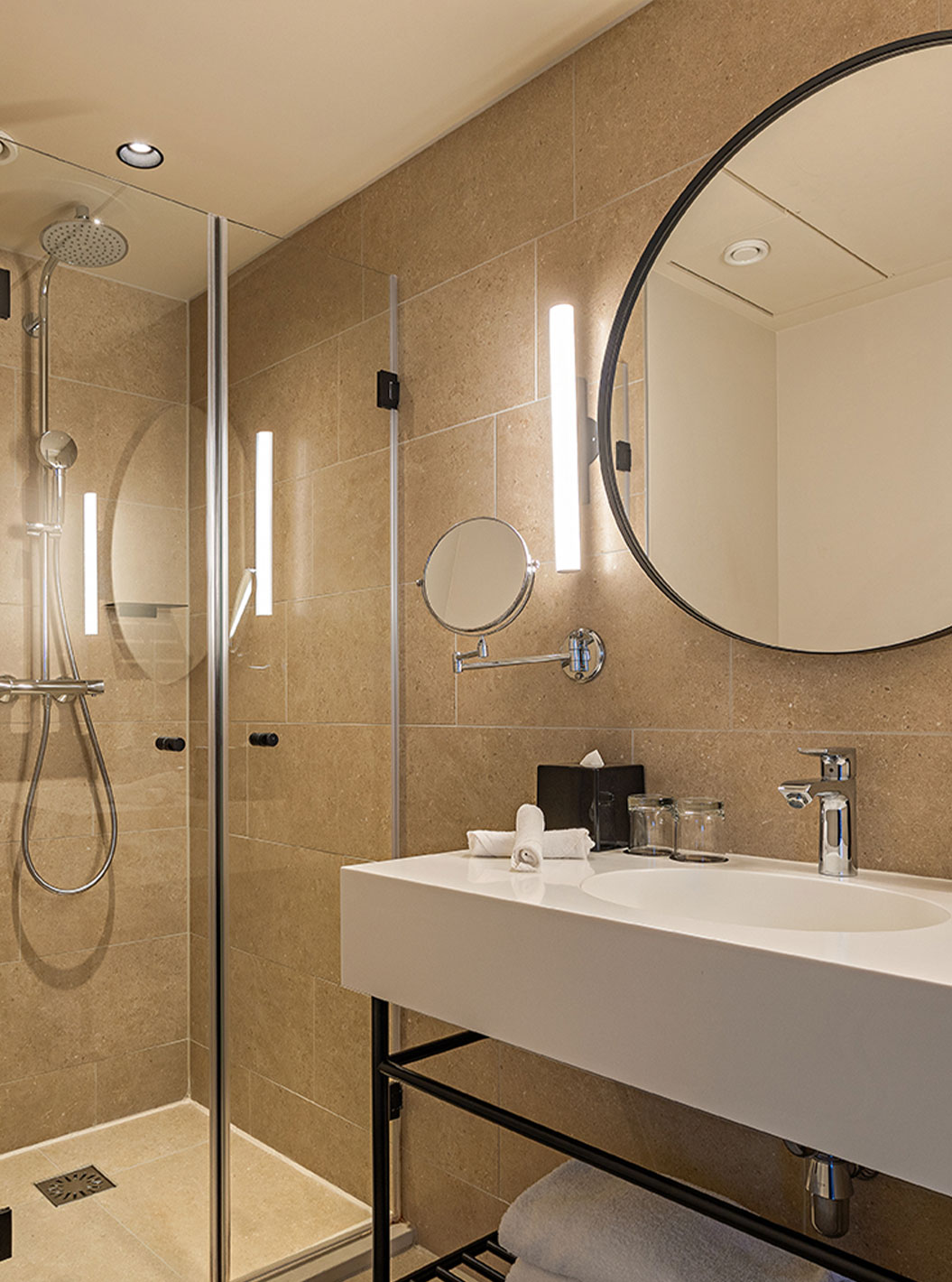 Casa de banho do Classic Studio no Pestana Amsterdam Riverside com duche envidraçado e lavatório moderno