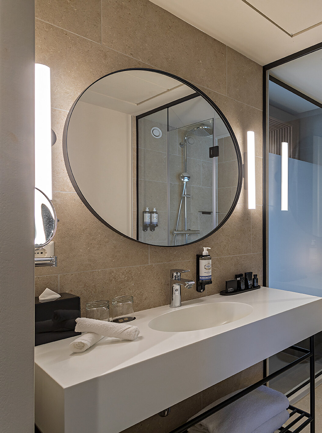 O quarto Executive do Pestana Amsterdam Riverside tem uma casa de banho com espelho, lavatório, toalhas e duche