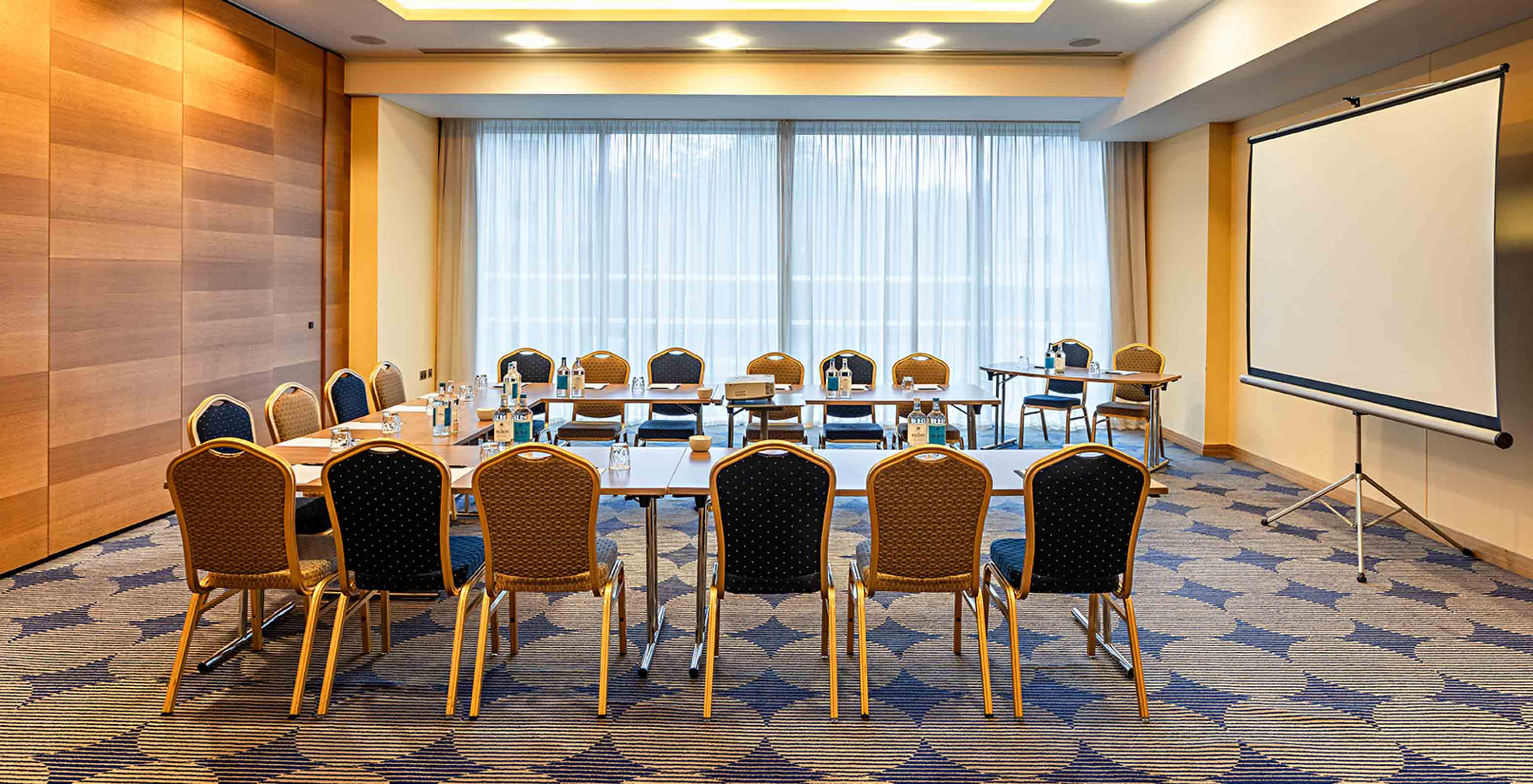 Pestana Chelsea Bridge, Hotel 4 Estrelas em Londres, com sala de reuniões iluminada e ecrã de projeção