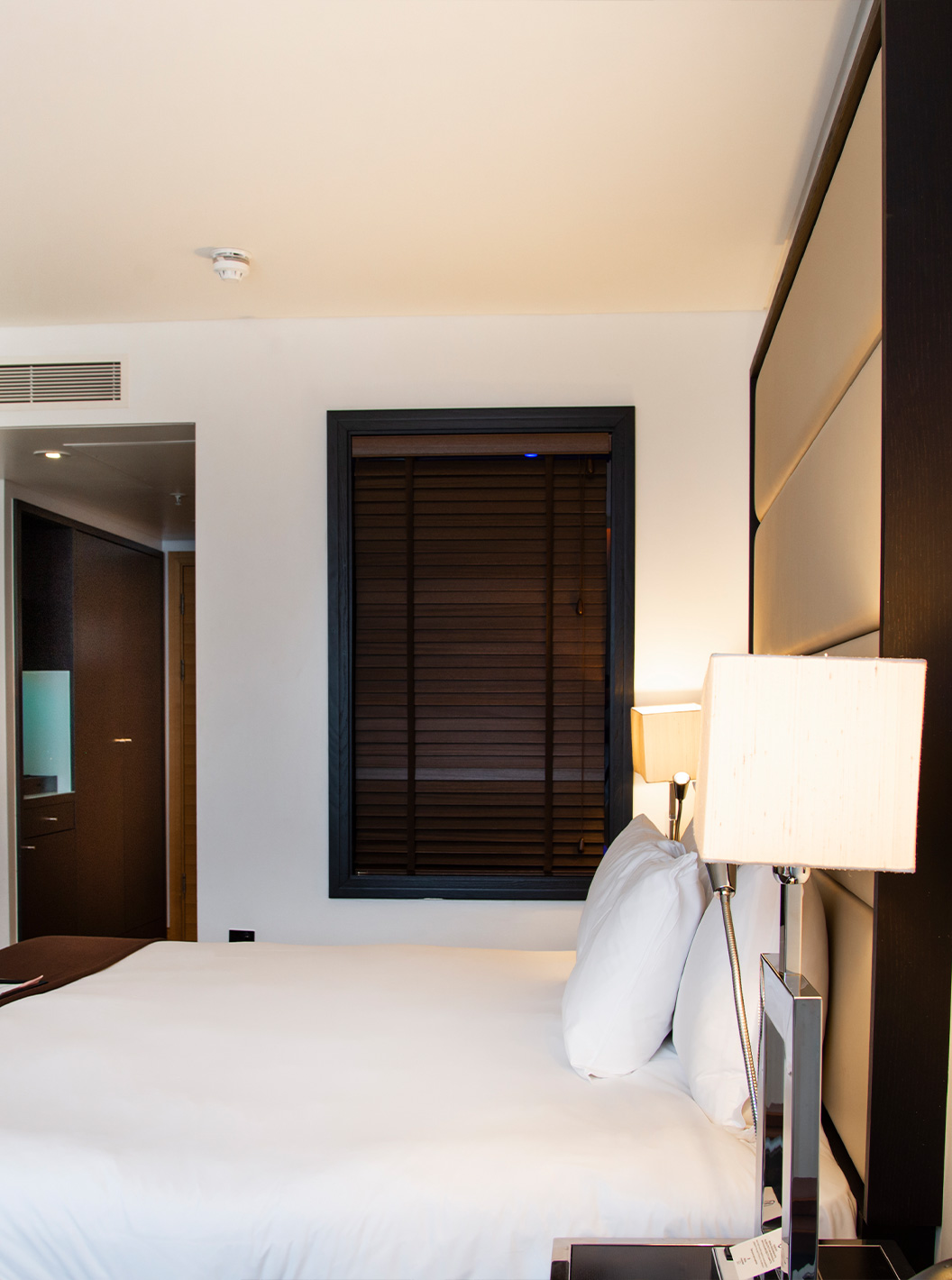 O Superior King do Pestana Chelsea Bridge tem cama de casal, um quadro de Londres, secretária com cadeira e um espelho