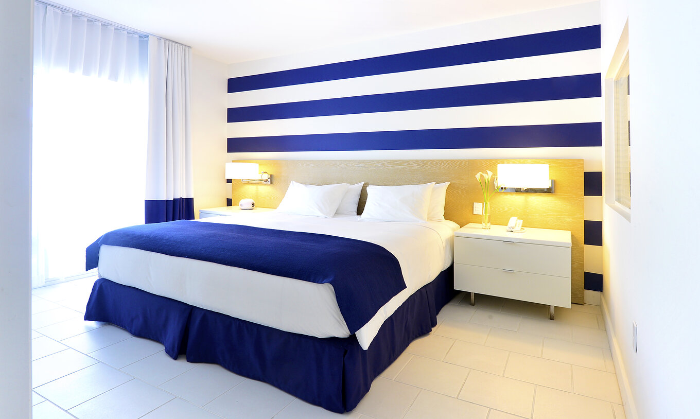 O Suite King com Varanda do Pestana Miami South Beach conta com cama de casal, mesa de cabeceira e candeeiro