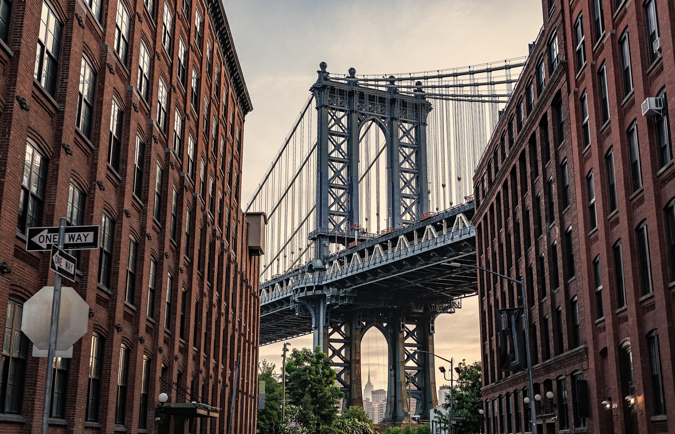 Vista da icónica, entre os prédios, da Ponte de Brooklyn, ligando Manhattan a Brooklyn em Nova Iorque