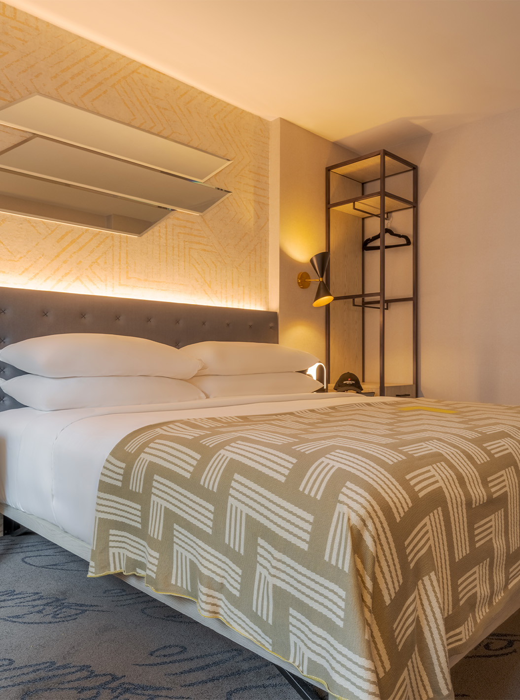 Quarto King Deluxe ADA no Pestana CR7 Times Square com cama ampla, iluminação suave e mobiliário moderno