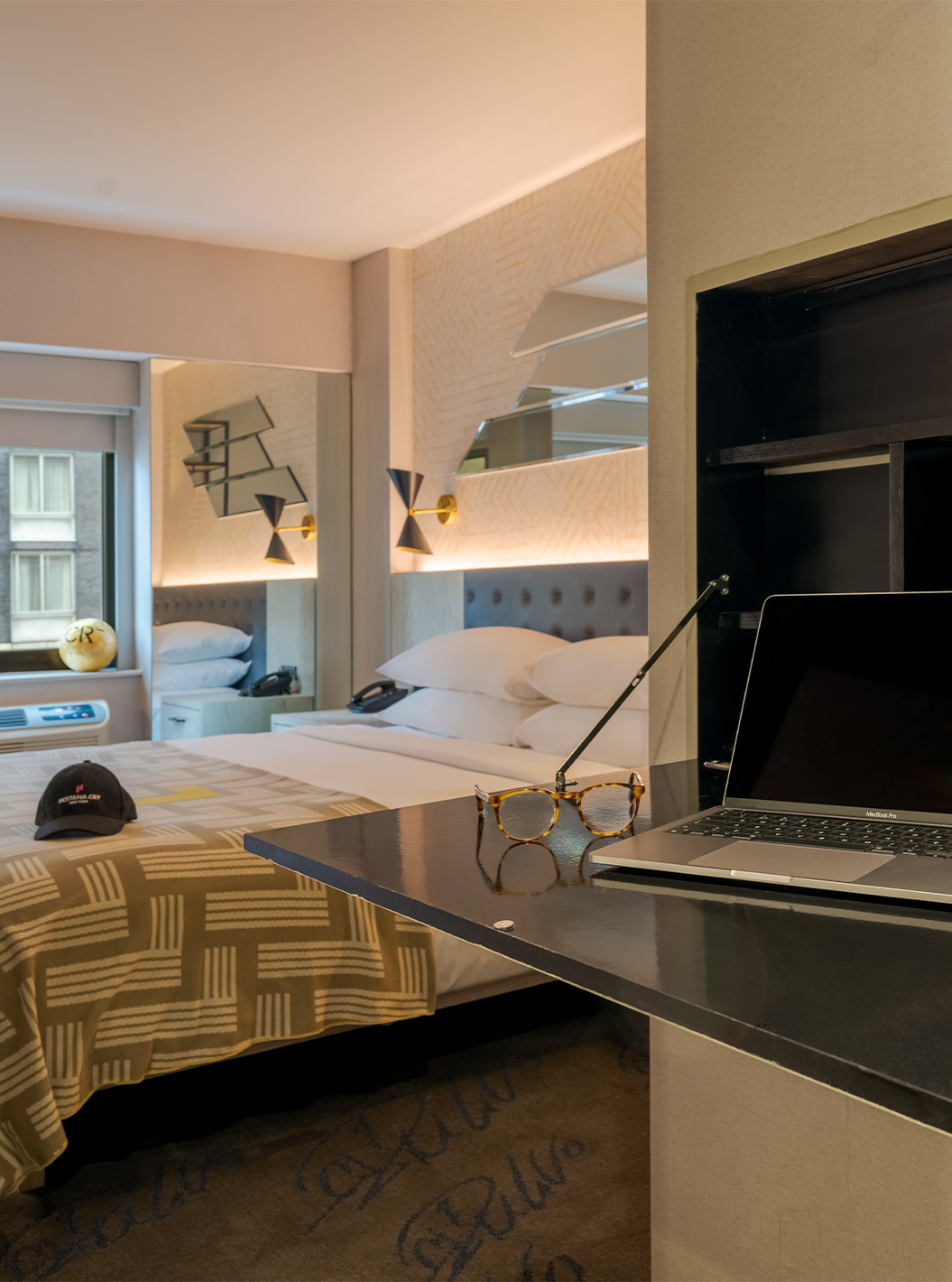 Quarto Superior King em Piso Elevado ADA no Pestana CR7 Times Square com secretária e cama junto à janela