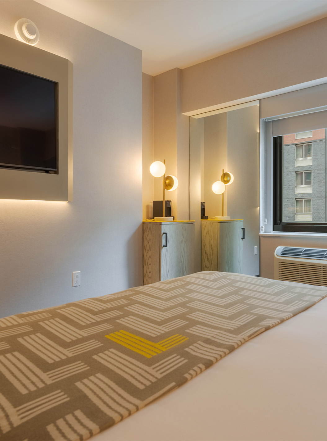 Quarto Superior King em Piso Elevado ADA no Pestana CR7 Times Square com cama, televisão e janela ampla