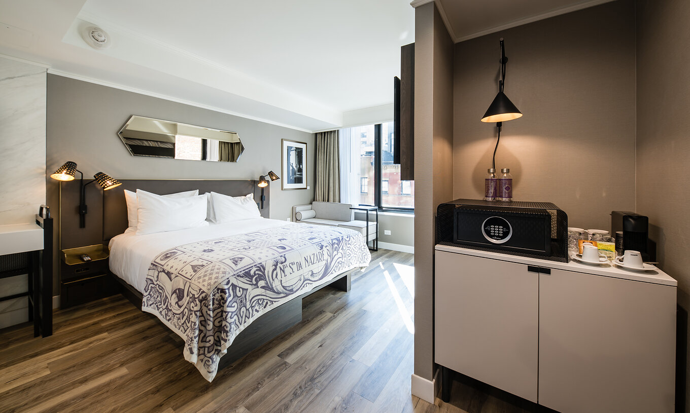 O quarto Superior - ADA do Pestana Park Avenue conta com uma cama de casal, cofre, máquina de café e água engarrafada