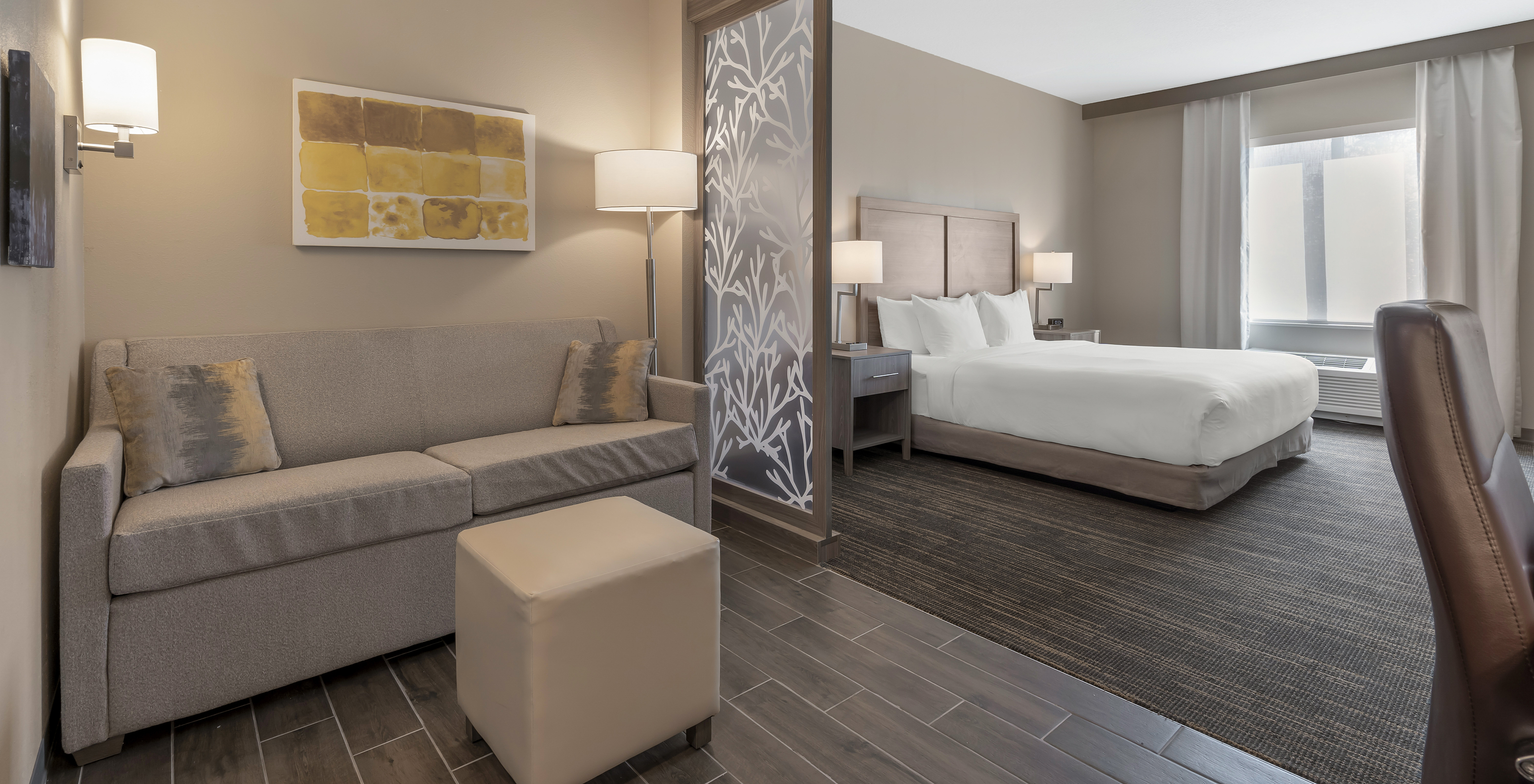 A Suite ADA King do Pestana Orlando Suites Lake Buena Vista conta com cama de casal, mesa de cabeceira, sofá e candeeiro