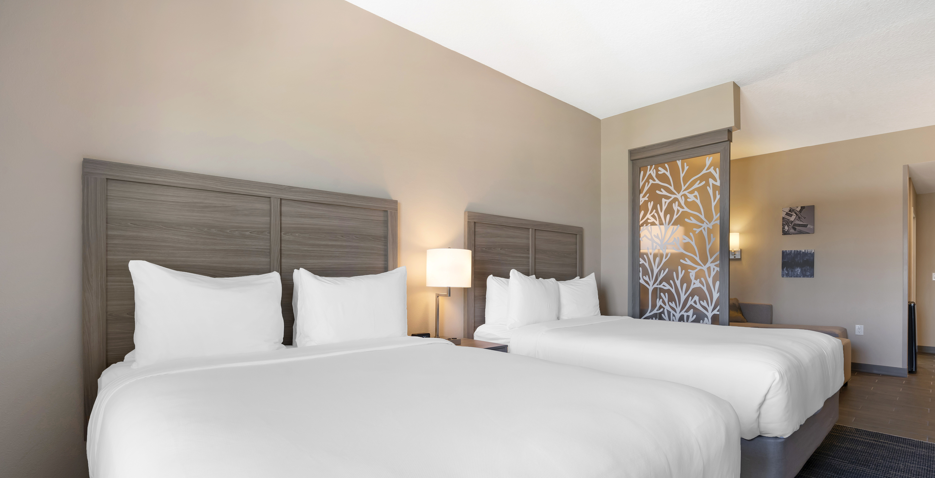A Suite Dupla Queen ADA do Pestana Orlando Suites Lake Buena Vista tem duas camas de casal e mesa de cabeceira com candeeiro