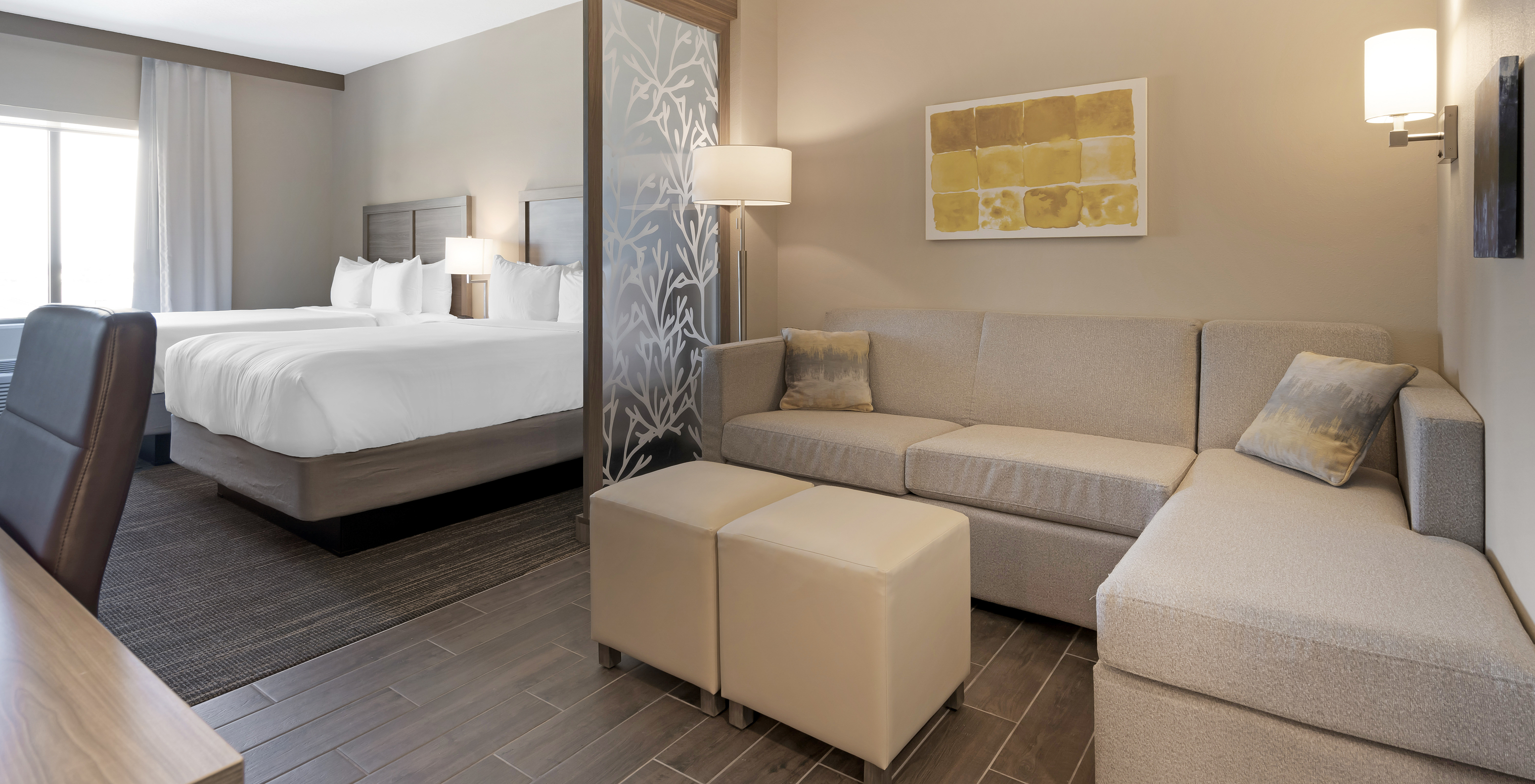 A Suite Dupla Queen ADA do Pestana Orlando Suites Lake Buena Vista tem duas camas de casal, secretária, sofá e candeeiro