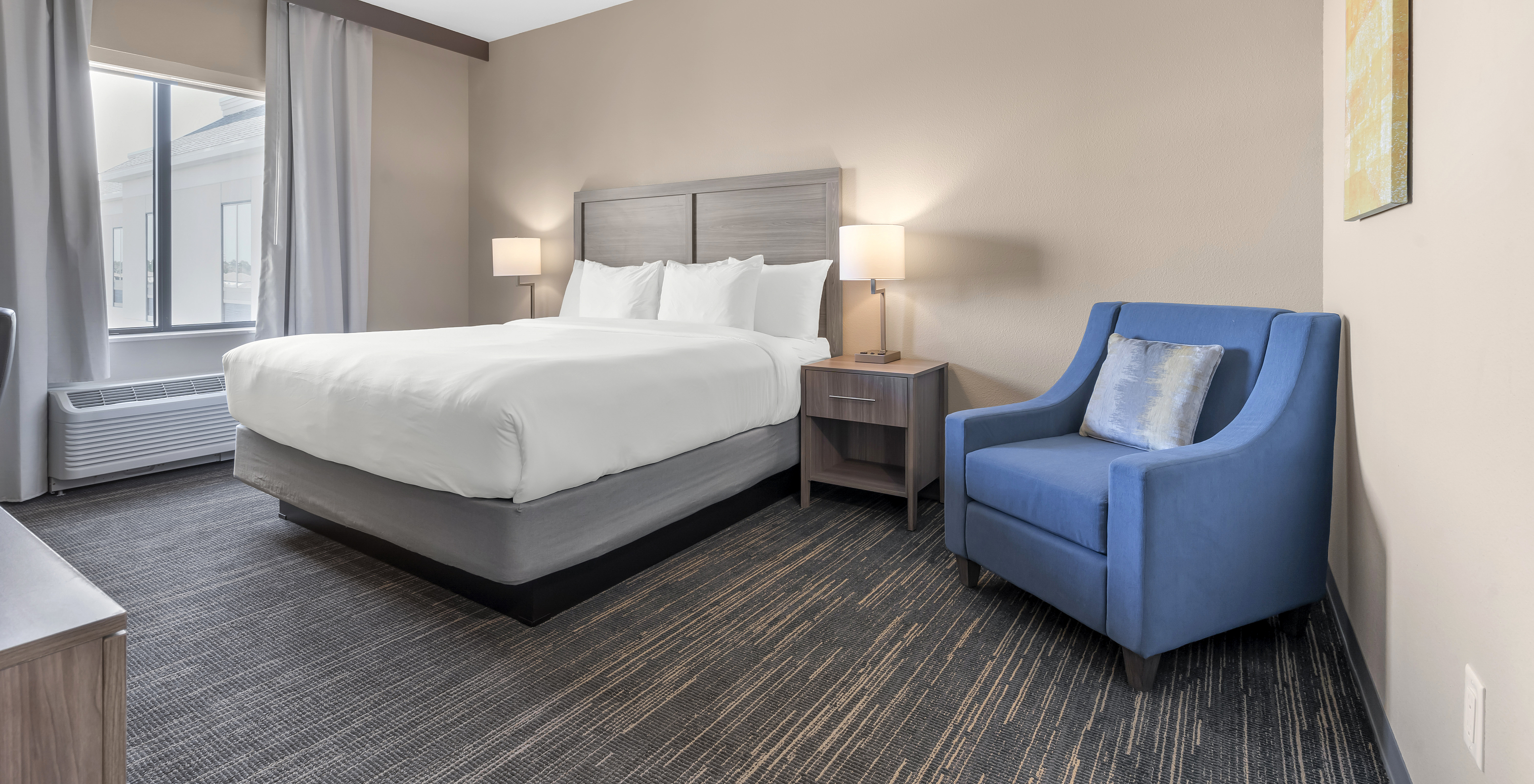 O Quarto King do Pestana Orlando Suites Lake Buena Vista conta com cama de casal, mesa de cabeceira e cadeirão