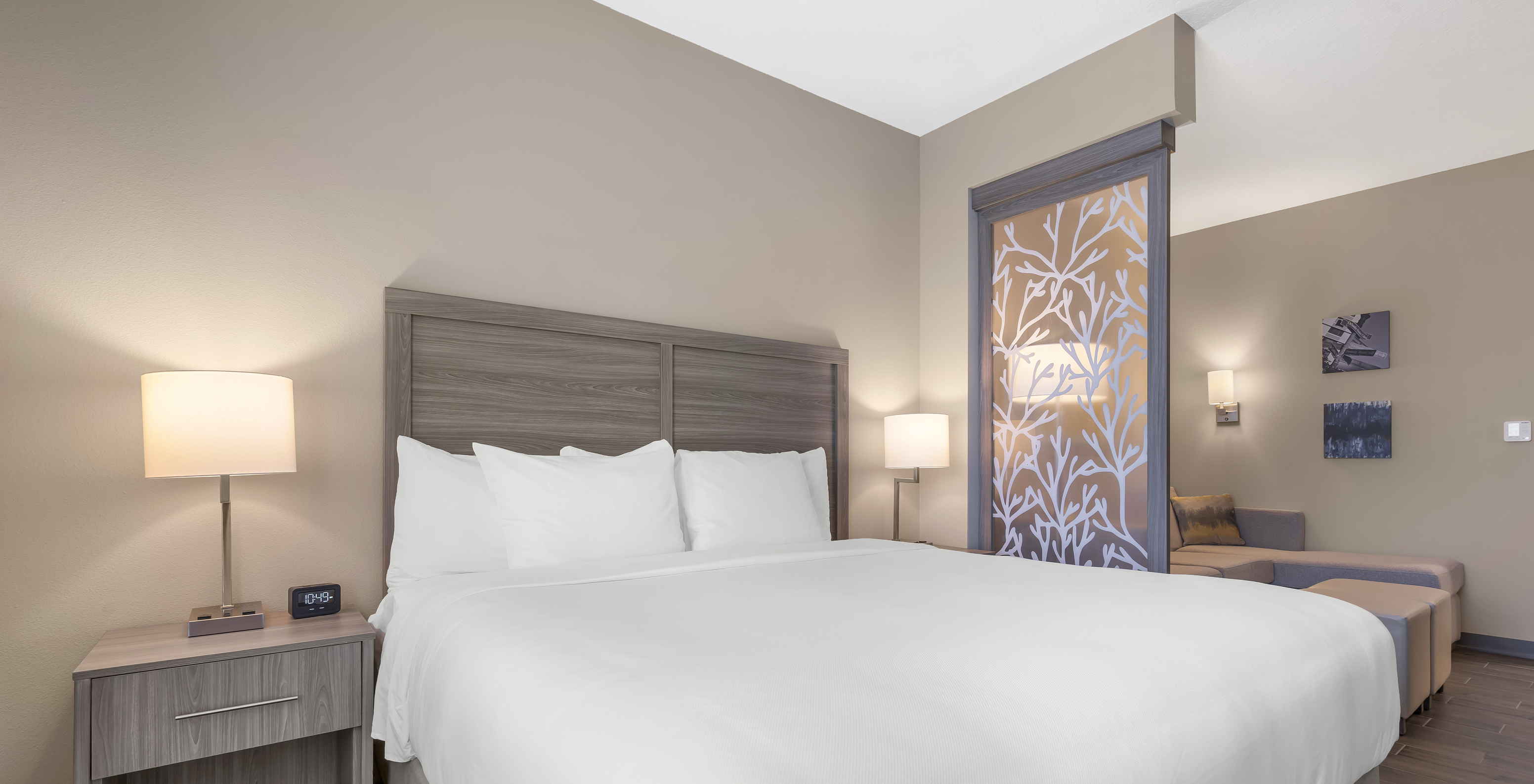 A Suite King Master do Pestana Orlando Suites Lake Buena Vista conta com cama de casal e mesa de cabeceira com candeeiro