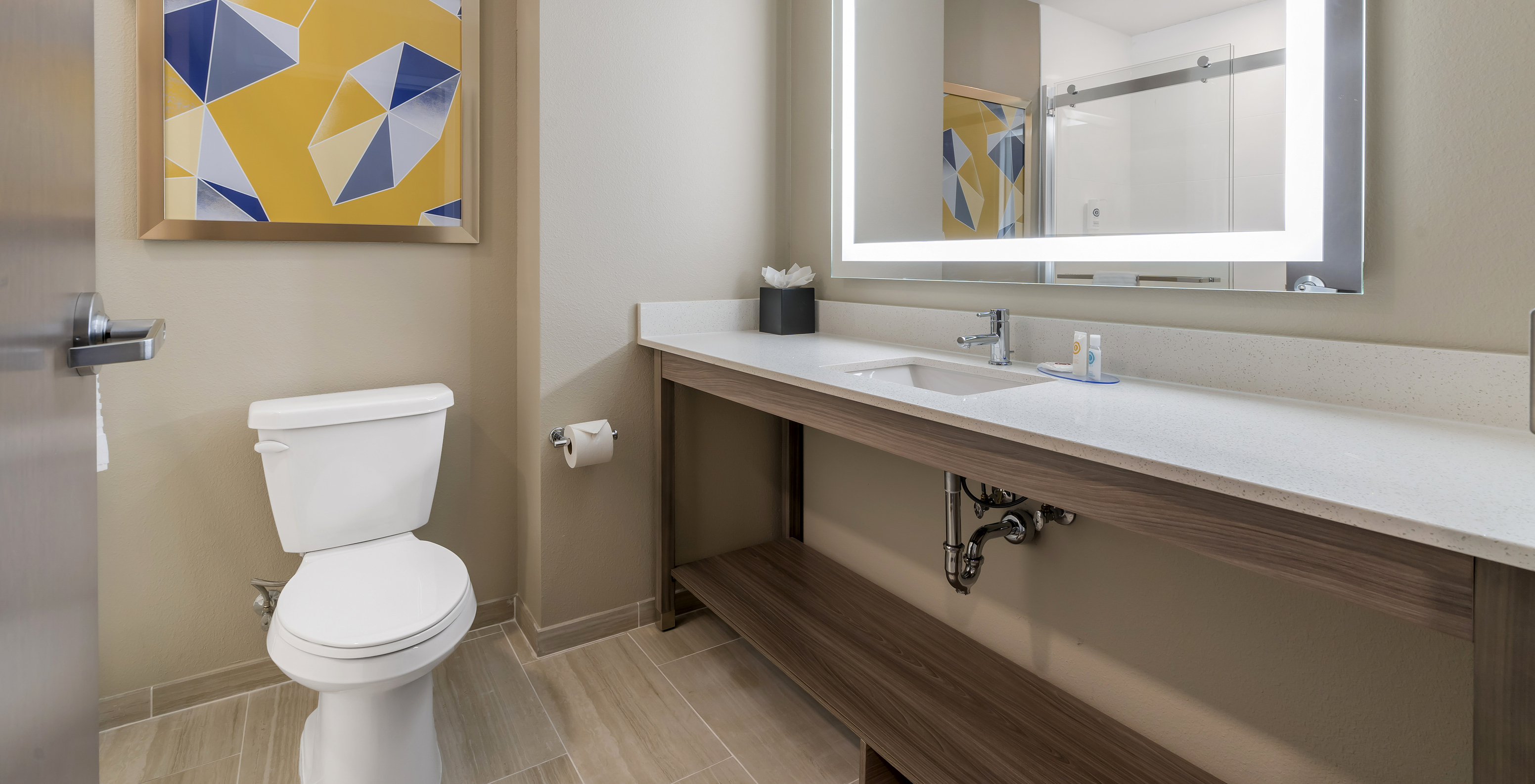 A Suite King do Pestana Orlando Suites Lake Buena Vista conta com casa de banho com lavatório, espelho e sanita