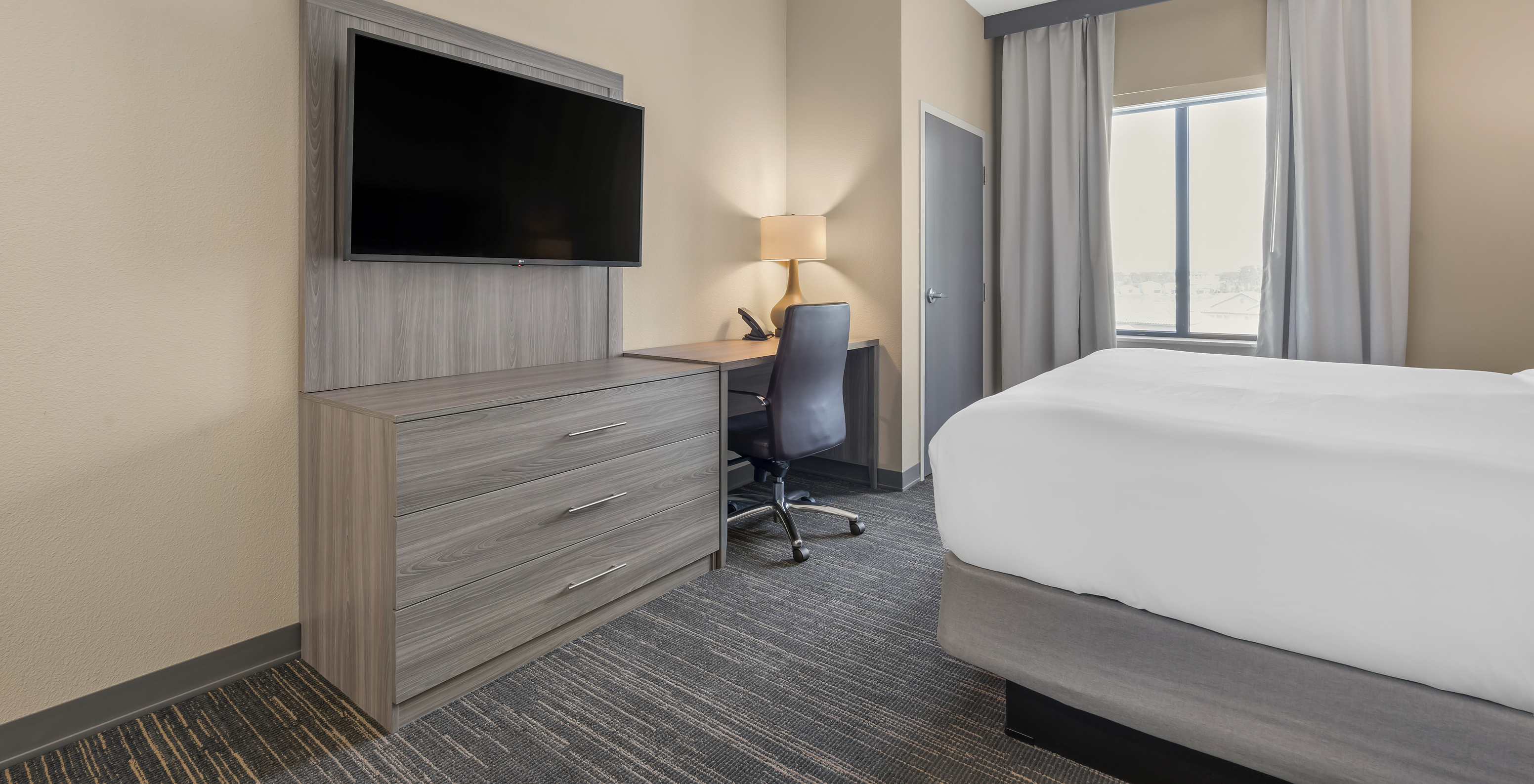 O Quarto King do Pestana Orlando Suites Lake Buena Vista conta com televisão, secretária e candeeiro