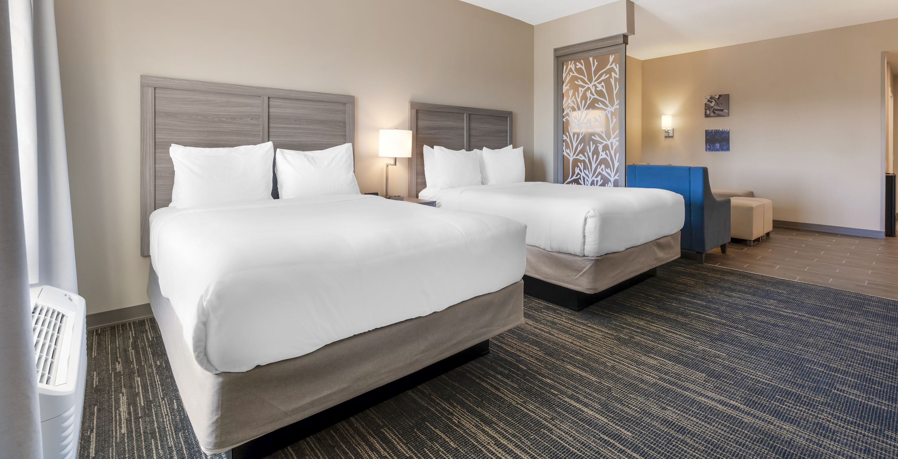 A Suite Master Duplo Queen do Pestana Orlando Suites Lake Buena Vista tem duas camas e mesa de cabeceira com candeeiro