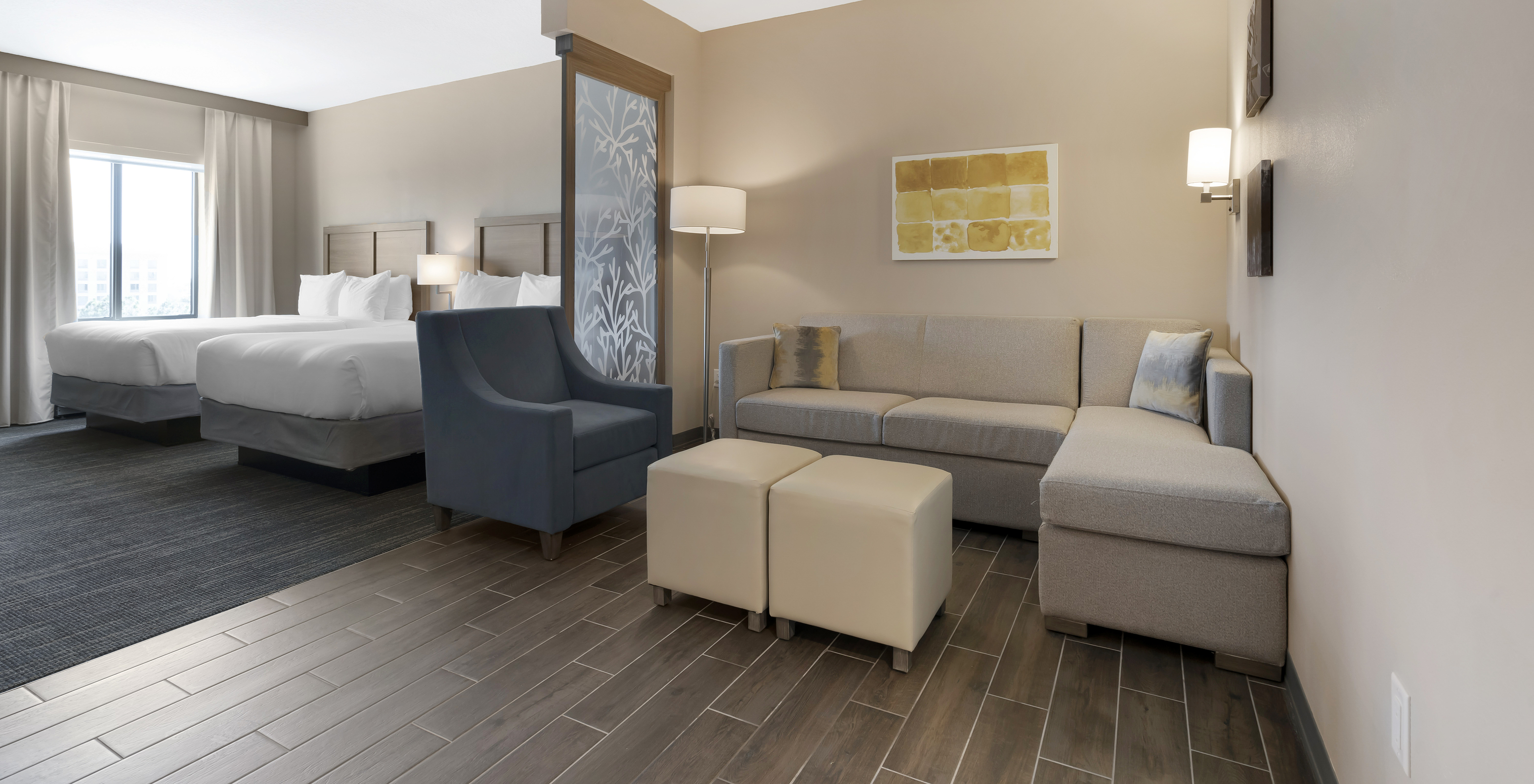 A Suite Dupla Queen Superior do Pestana Orlando Suites Lake Buena Vista tem duas camas de casal, sofá e cadeirão