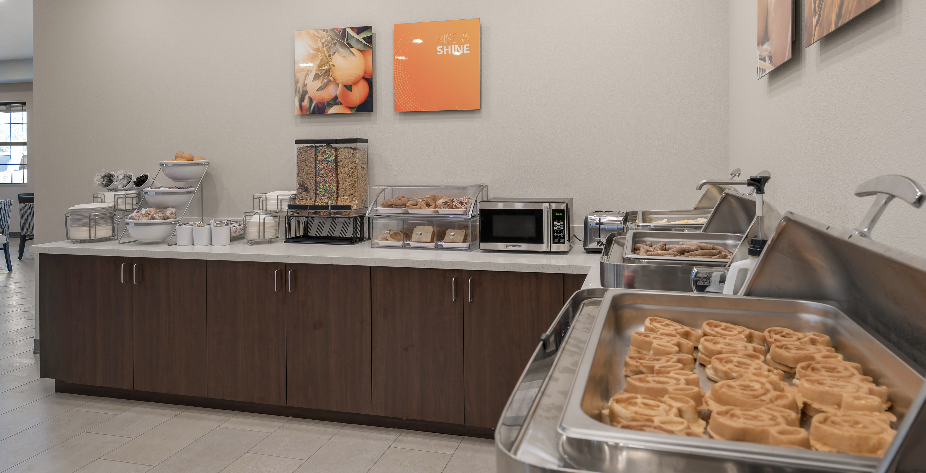 O Pestana Orlando, hotel perto da Disney, conta com uma zona para pequeno-almoço com pão, cereais, waffles e bolos