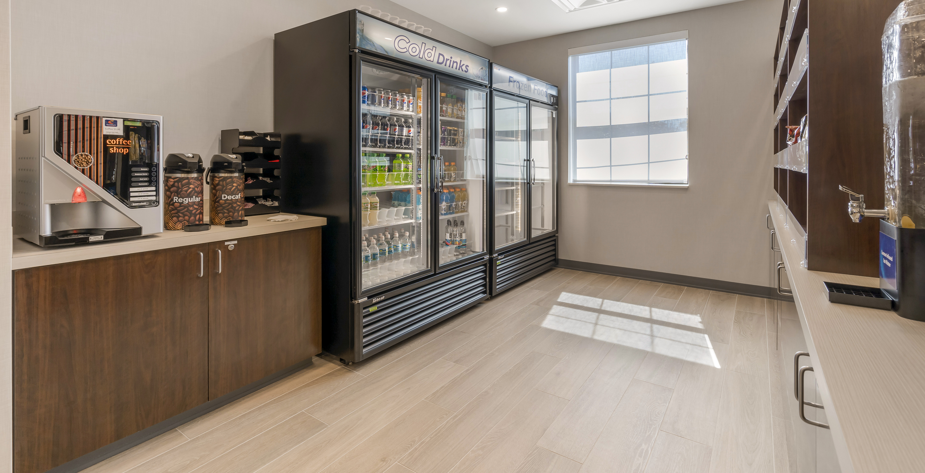 O Pestana Orlando, hotel perto da Disney, conta com uma zona com máquina de bebidas self-service com refrigerantes e café