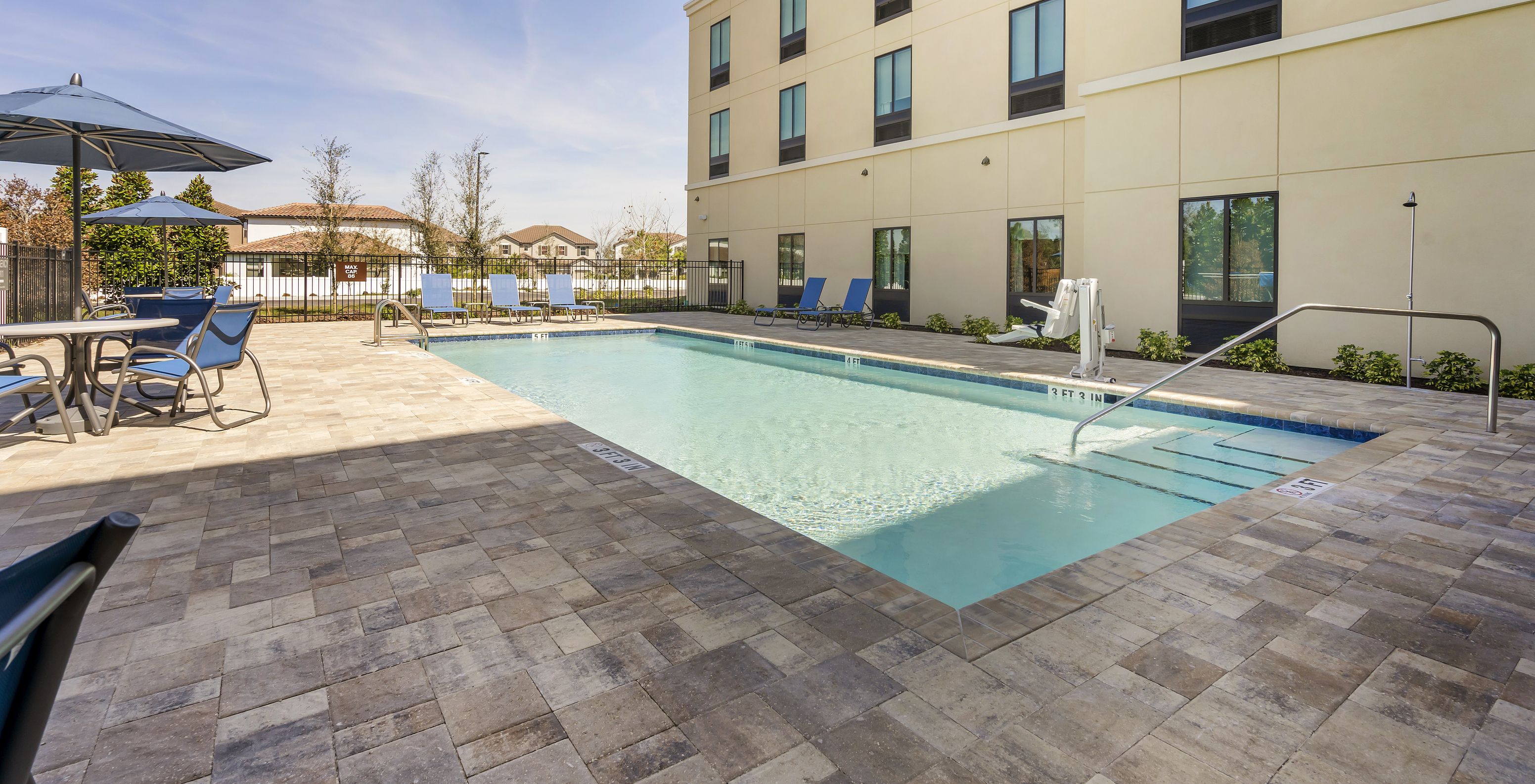 O Pestana Orlando, hotel perto da Disney, conta com uma piscina exterior com espreguiçadeiras, chapéus e cadeiras