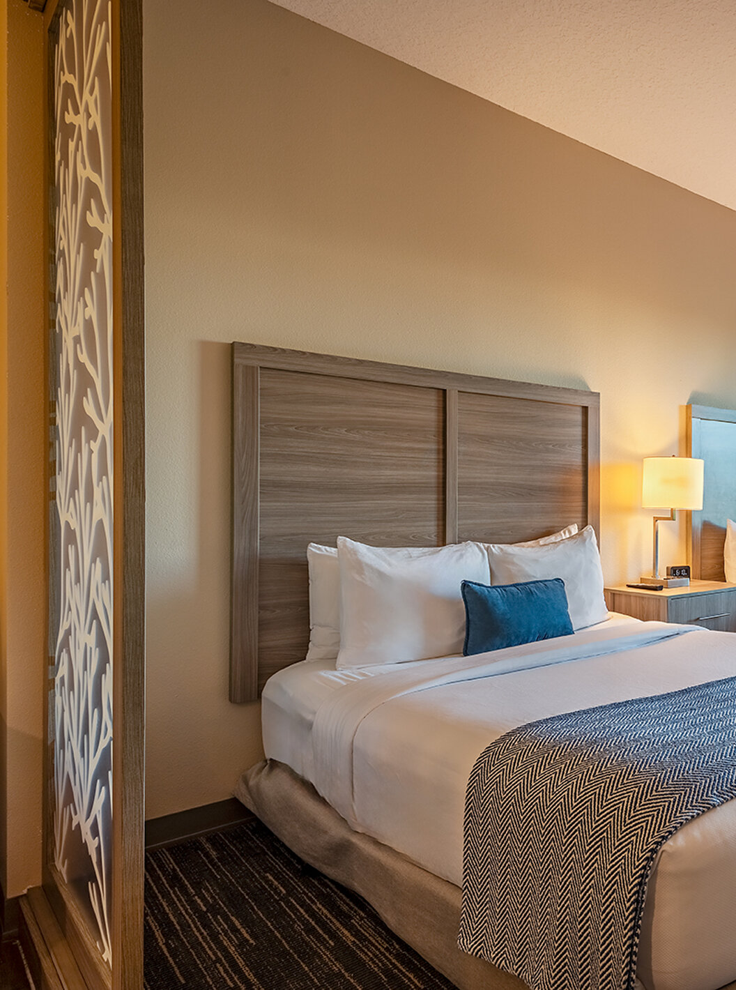 Suite Dupla Queen do Pestana Orlando Suites Lake Buena Vista com duas camas queen, decoração moderna e janela ampla