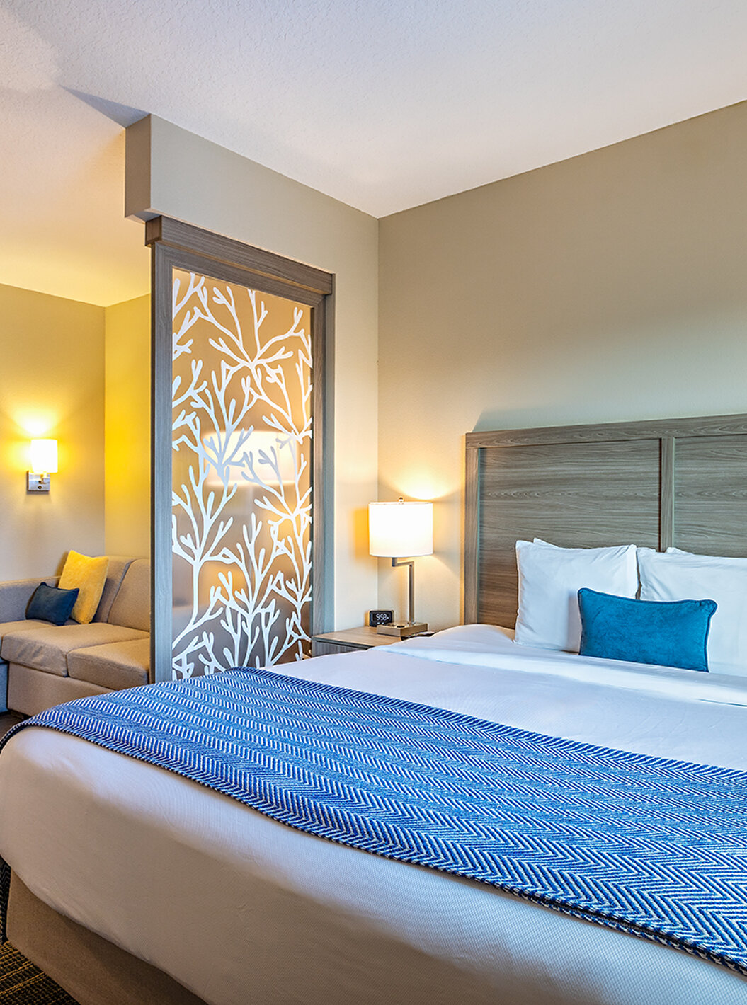 Suite King do Pestana Orlando Suites Lake Buena Vista com cama grande, sofá, candeeiros e decoração moderna