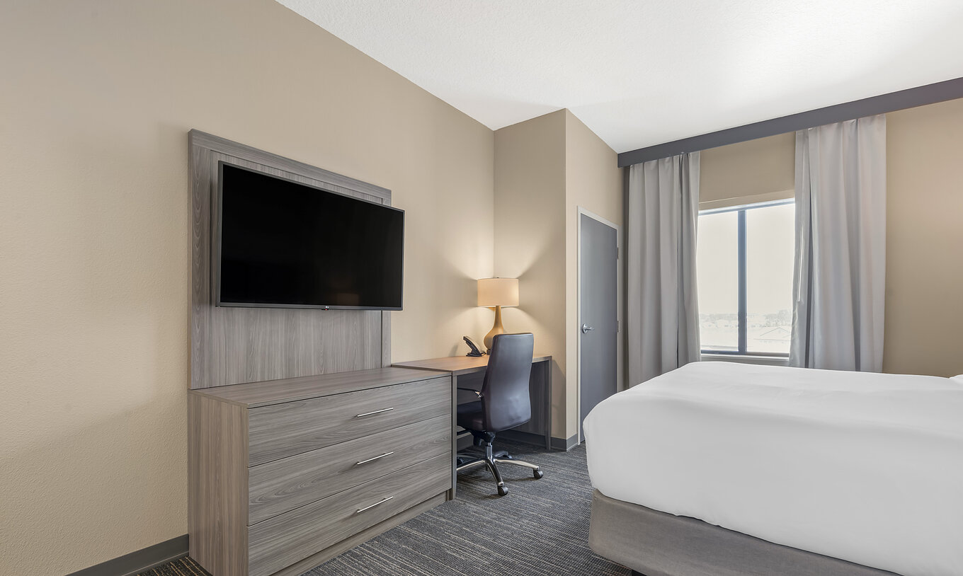 O Quarto King do Pestana Orlando Suites Lake Buena Vista conta com televisão, secretária e candeeiro