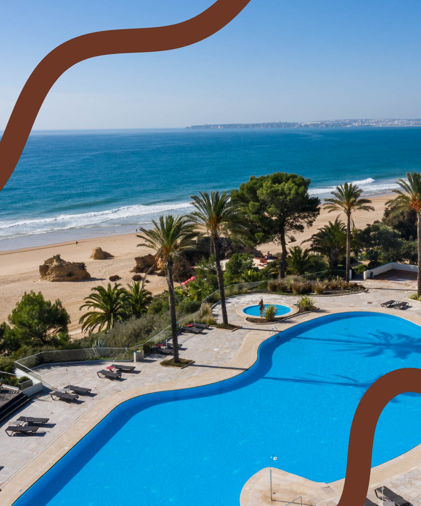 Membro Silver - Pestana Guest Club Descubra os benefícios de membro Silver do Pestana Guest Club, e desfrute de férias na piscina com vista para a praia