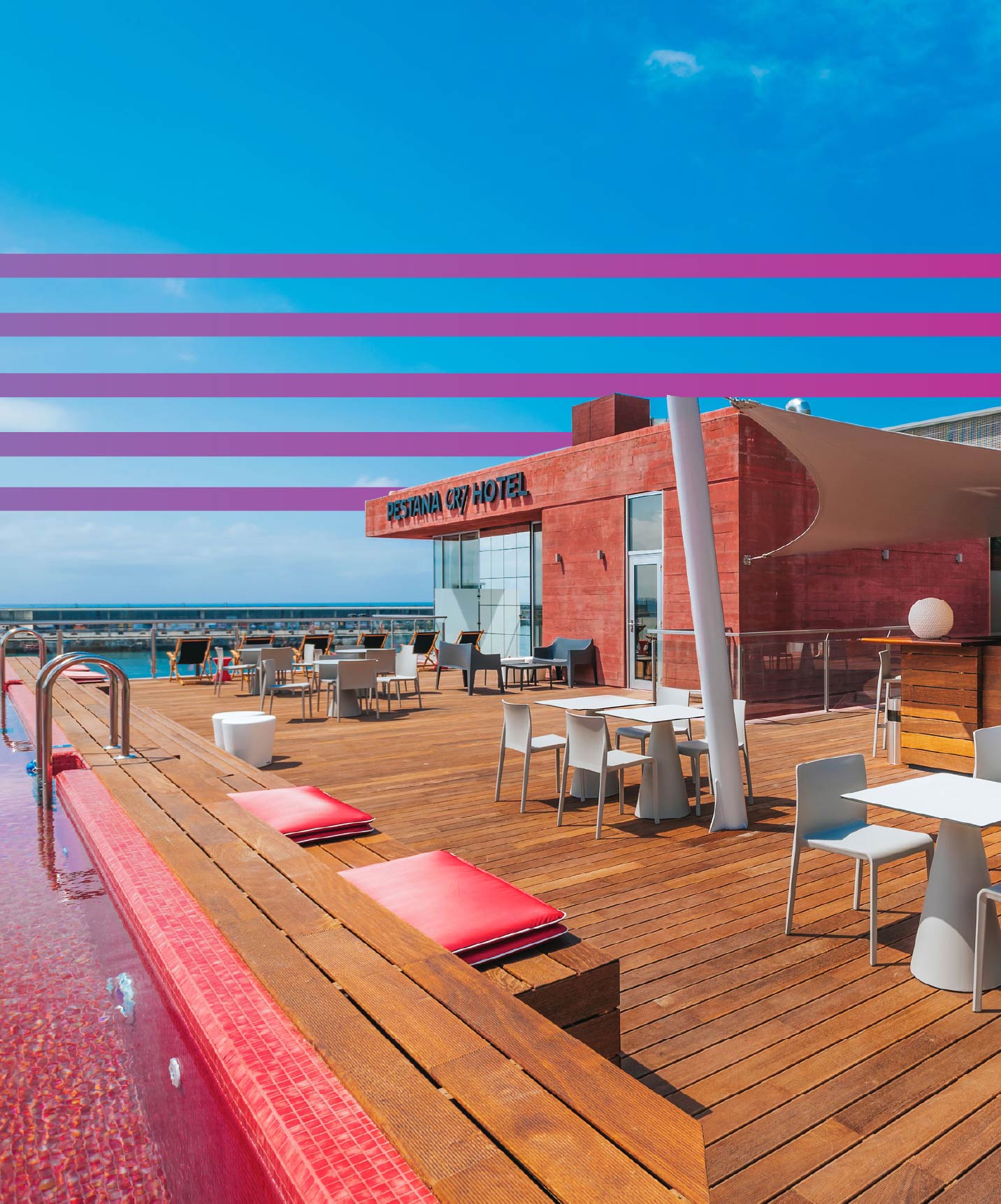 Pestana CR7 Hotel com rooftop junto à piscina exterior, mesas e cadeiras na esplanada de madeira no Funchal