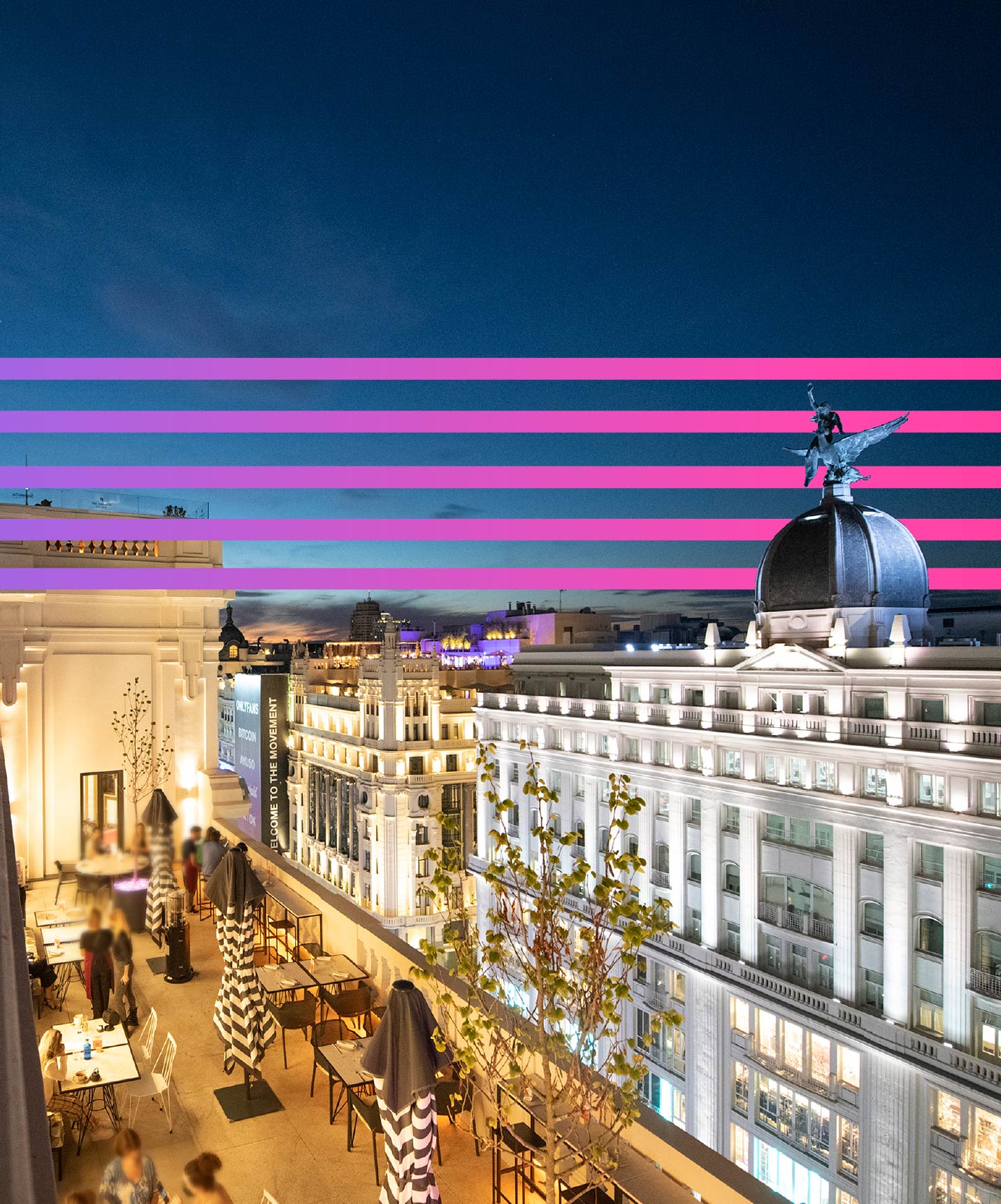 Terraço iluminado ao entardecer com vista para edifícios de Madrid e faixas rosa sobre o céu azul escuro