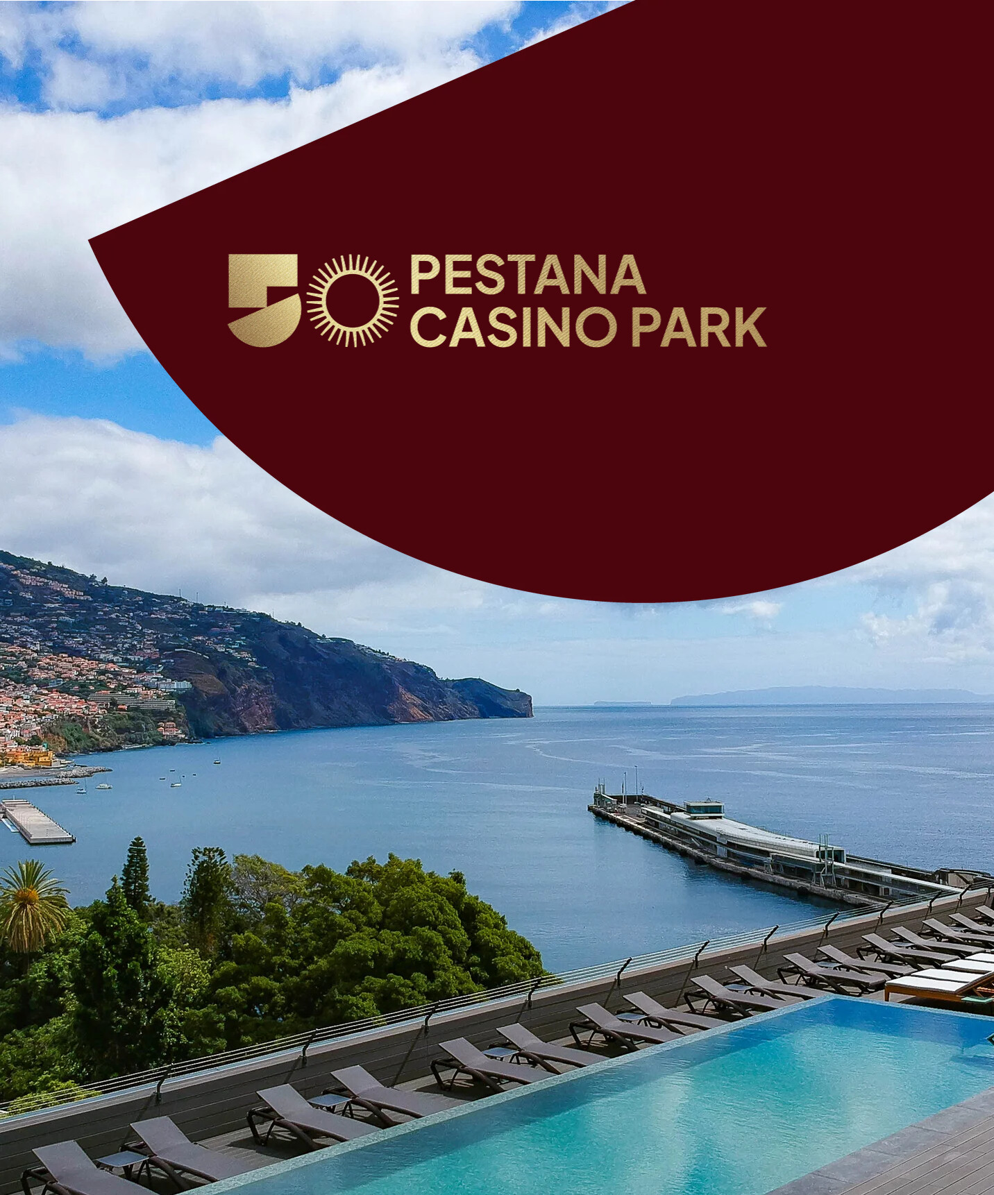 Vista costeira com piscina infinita e espreguiçadeiras diante do mar, sob logótipo Pestana Casino Park