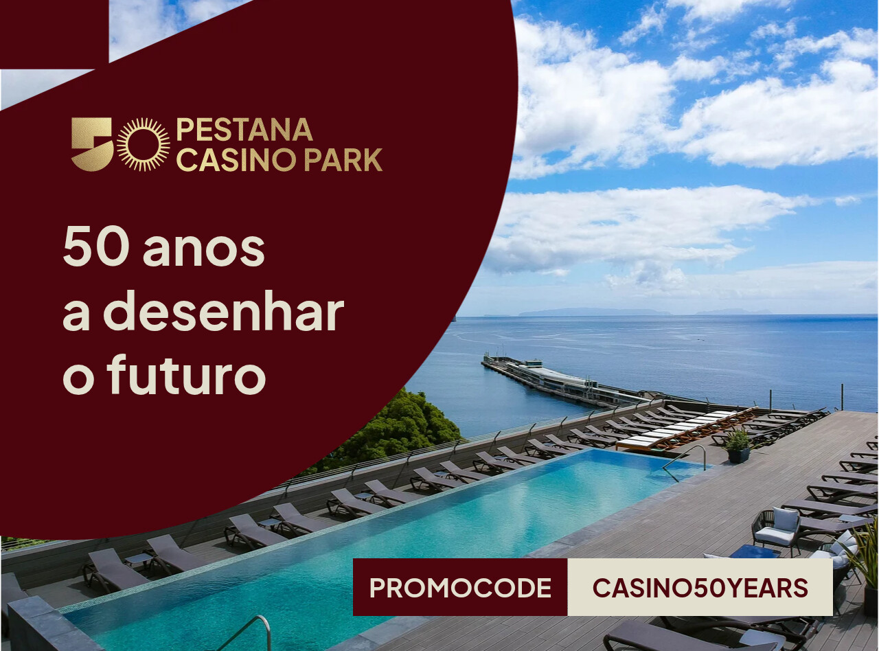 Vista da piscina infinita do Pestana Casino Park junto ao mar, com deck, espreguiçadeiras e céu nublado