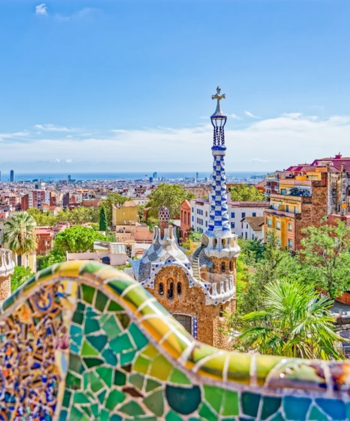 Arena Barcelona com vista panorâmica sobre as torres coloridas e os telhados de Barcelona junto ao mar