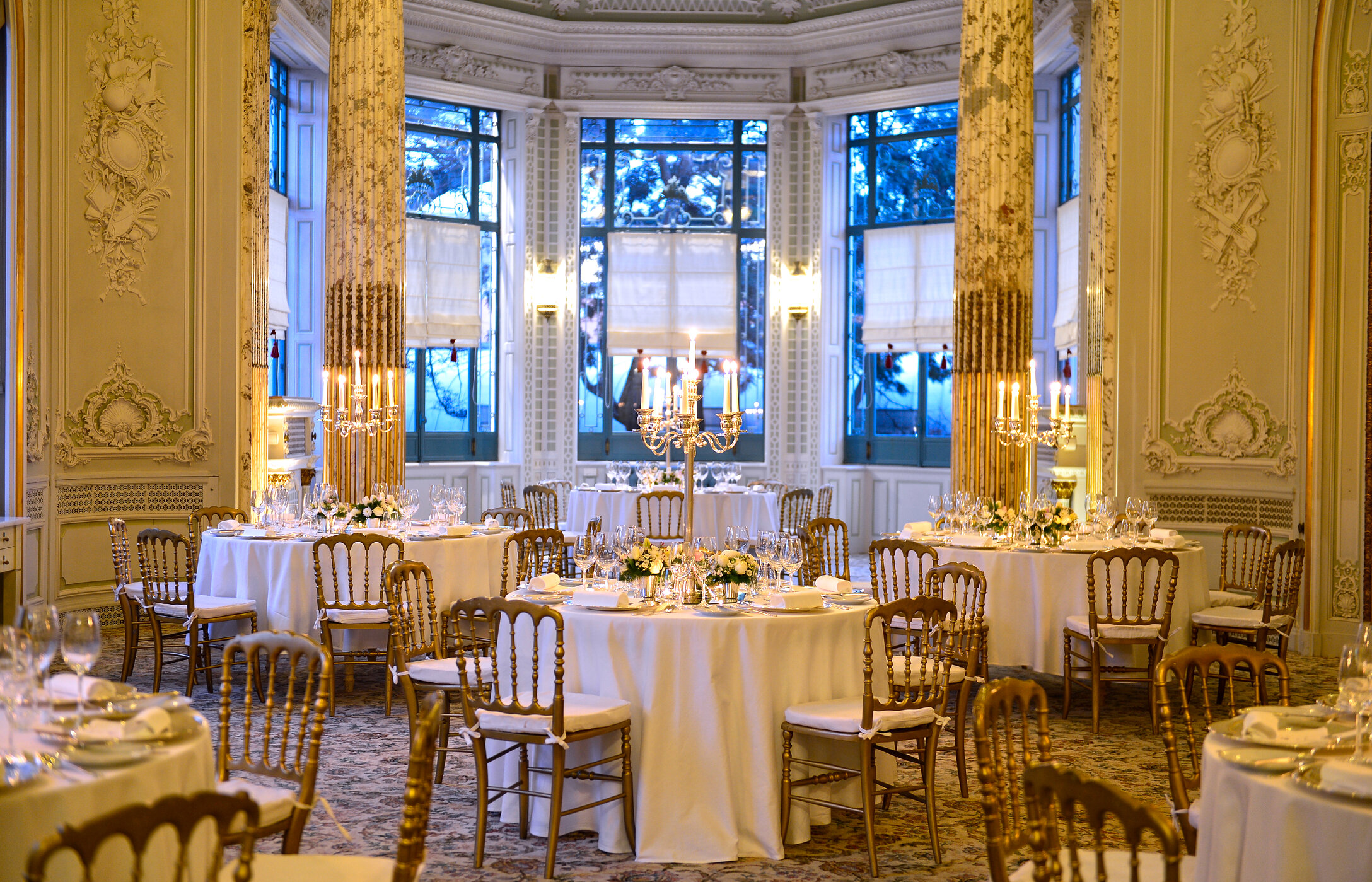 Celebre a sua ocasião especial no Pestana Palace Lisboa, em espaços elegantes com mesas com arranjos florais e candelabros
