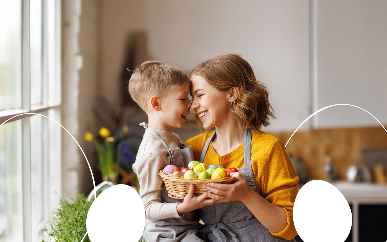 Mutter und Sohn in einer zärtlichen Umarmung in der Küche mit einer Schachtel mit Ostereiern