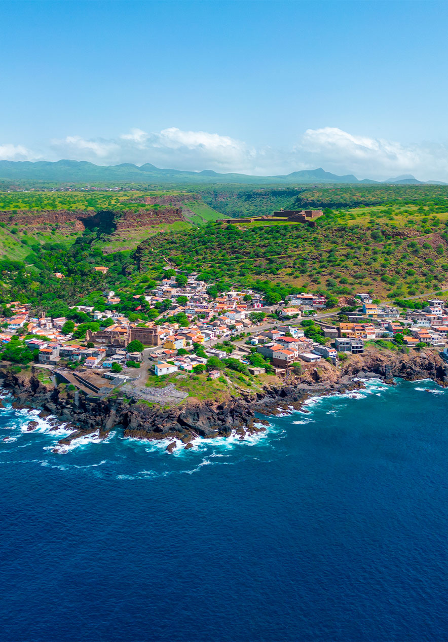 Blick auf Cidade Velha auf der Insel Santiago, mit blauem Meer, intensiver Vegetation und Bergregion im Hintergrund