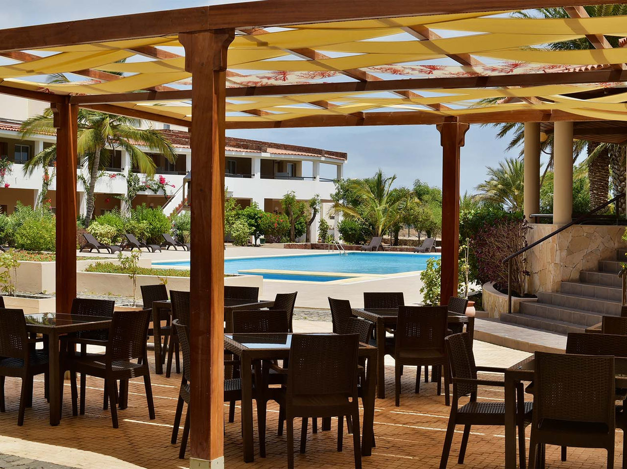 Die Bar Ilhéu im 4-Sterne-Hotel in Kap Verde hat eine überdachte Terrasse, wo man essen kann, während man den Pool sieht