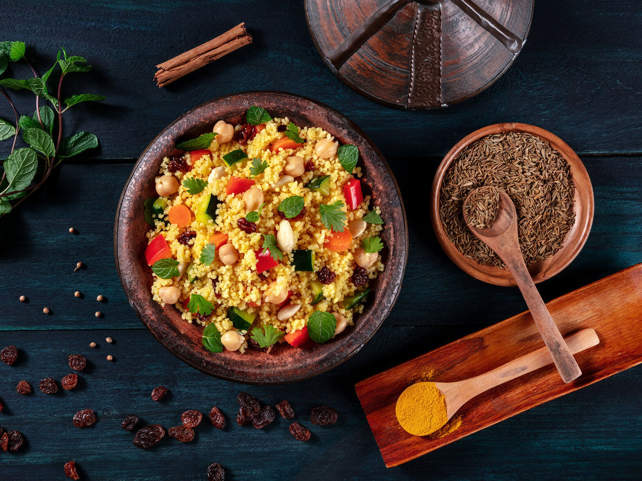 Couscous, ein typisches Gericht in Casablanca, serviert in traditionellen Gerichten mit vielen Gewürzen