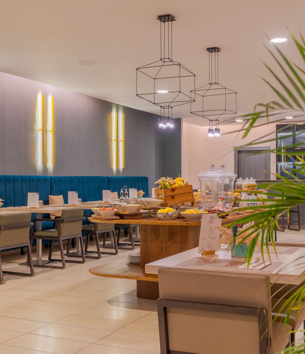 Das Restaurant des Pestana Casablanca, Hotel in Casablanca, Marokko, hat eine entspannte Atmosphäre und modernes Design
