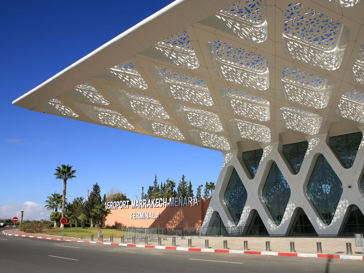 Landen Sie am Flughafen von Marrakesch, einer großen modernen Struktur in weißen Tönen