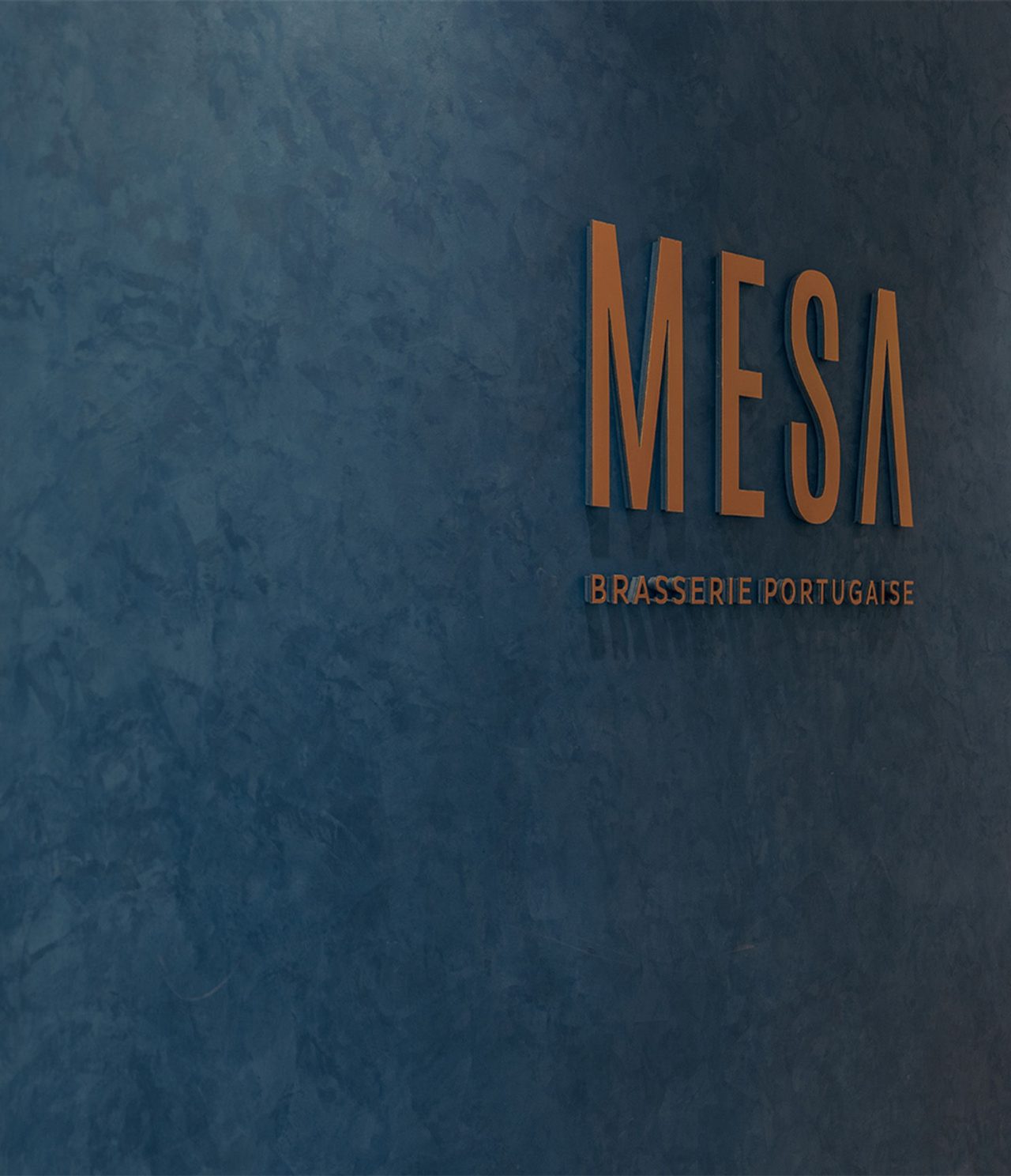 Das Restaurant Brasserie im Hotel im Zentrum von Marrakesch hat eine blaue Wand mit dem Logo