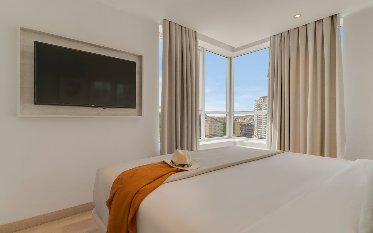Zimmeransicht im Pestana Tanger City Center, ein Hotel in Tanger in Strandnähe mit Doppelbett und Fernseher