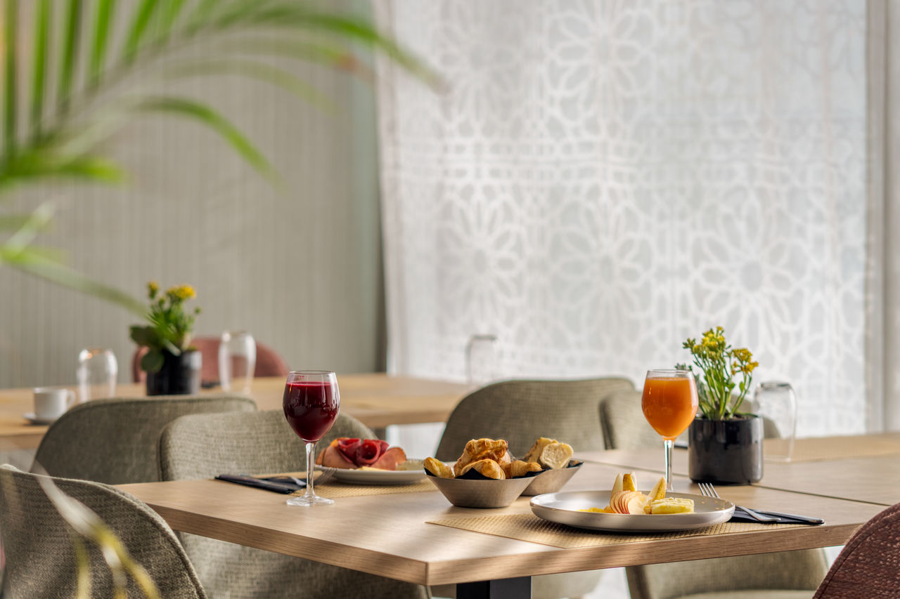 Das Restaurant Algarbe im Hotel in Tanger nahe dem Strand serviert Croissants, elegant dekorierte Gerichte und Säfte