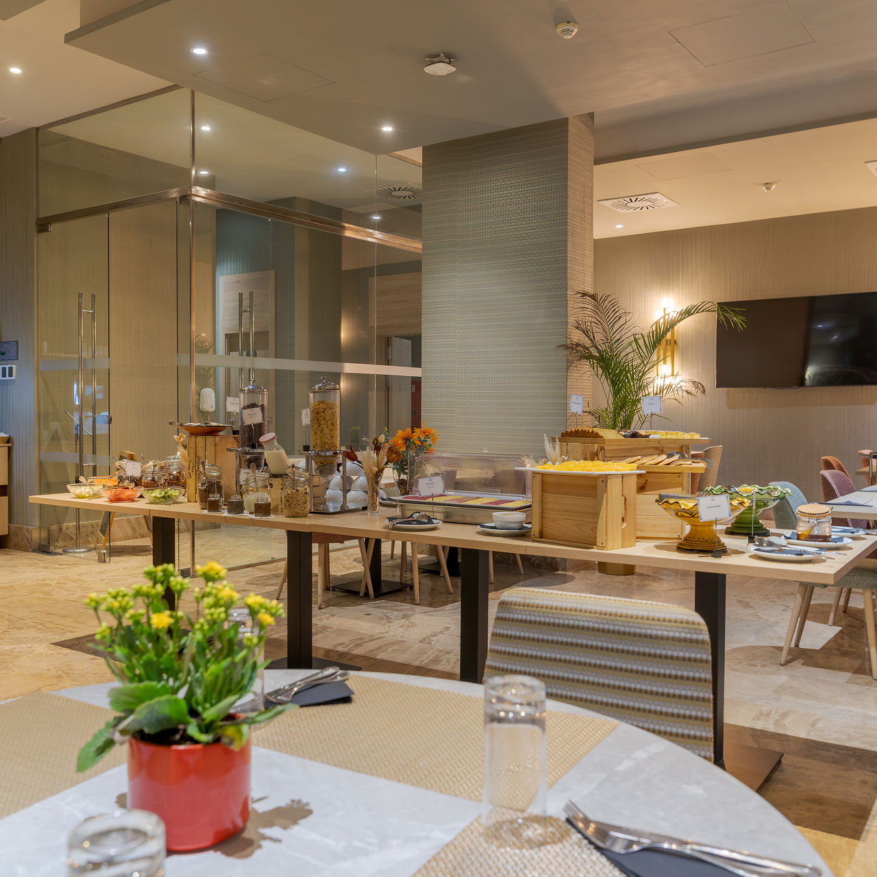 Frühstücksraum im Pestana Tanger City Center, einem Hotel in Tanger nahe dem Strand mit Buffet
